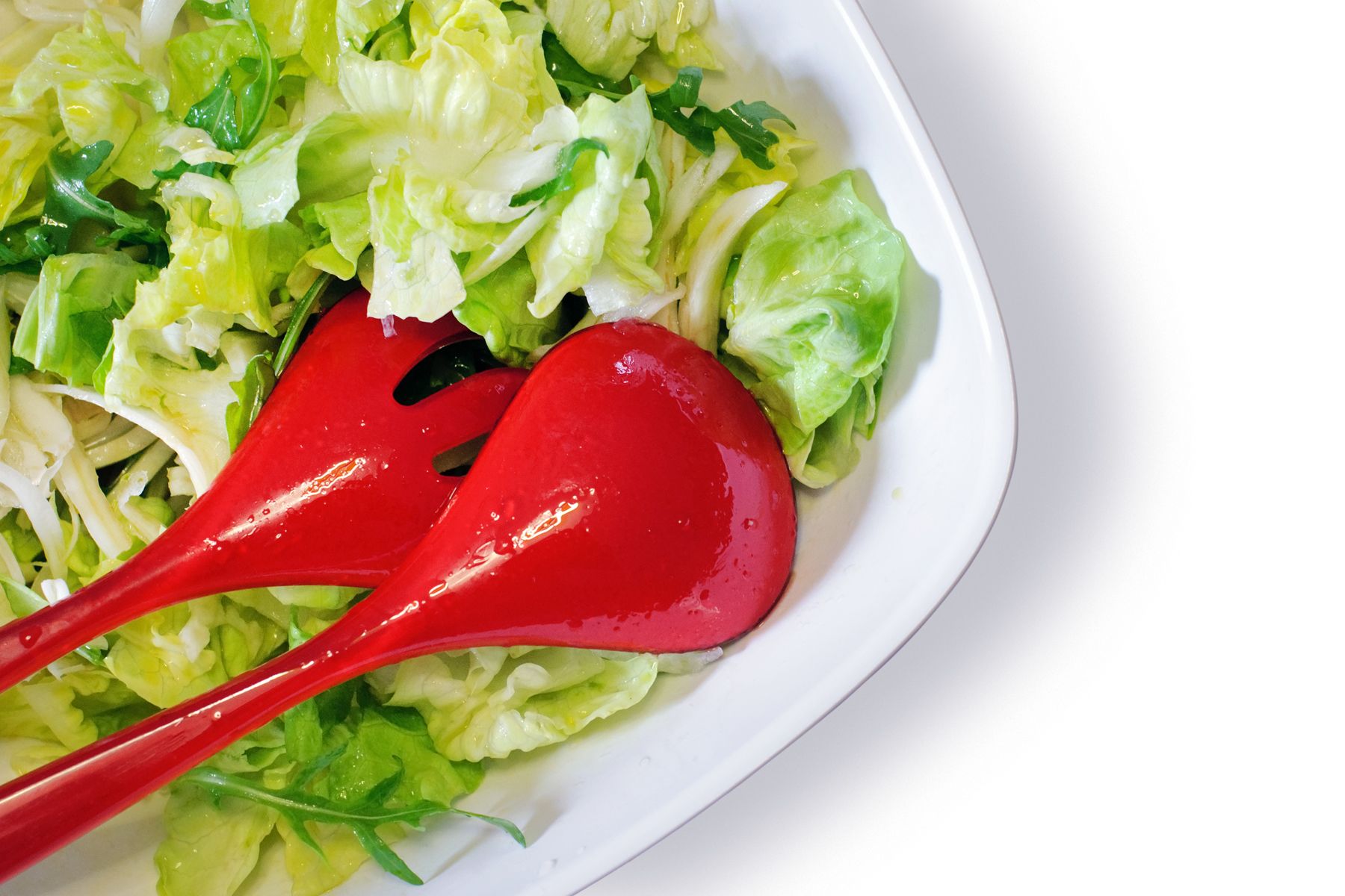 Der Salat ist angerichtet, das Besteck liegt bereit – und trotzdem machen viele beim Servieren offenbar denselben Fehler.