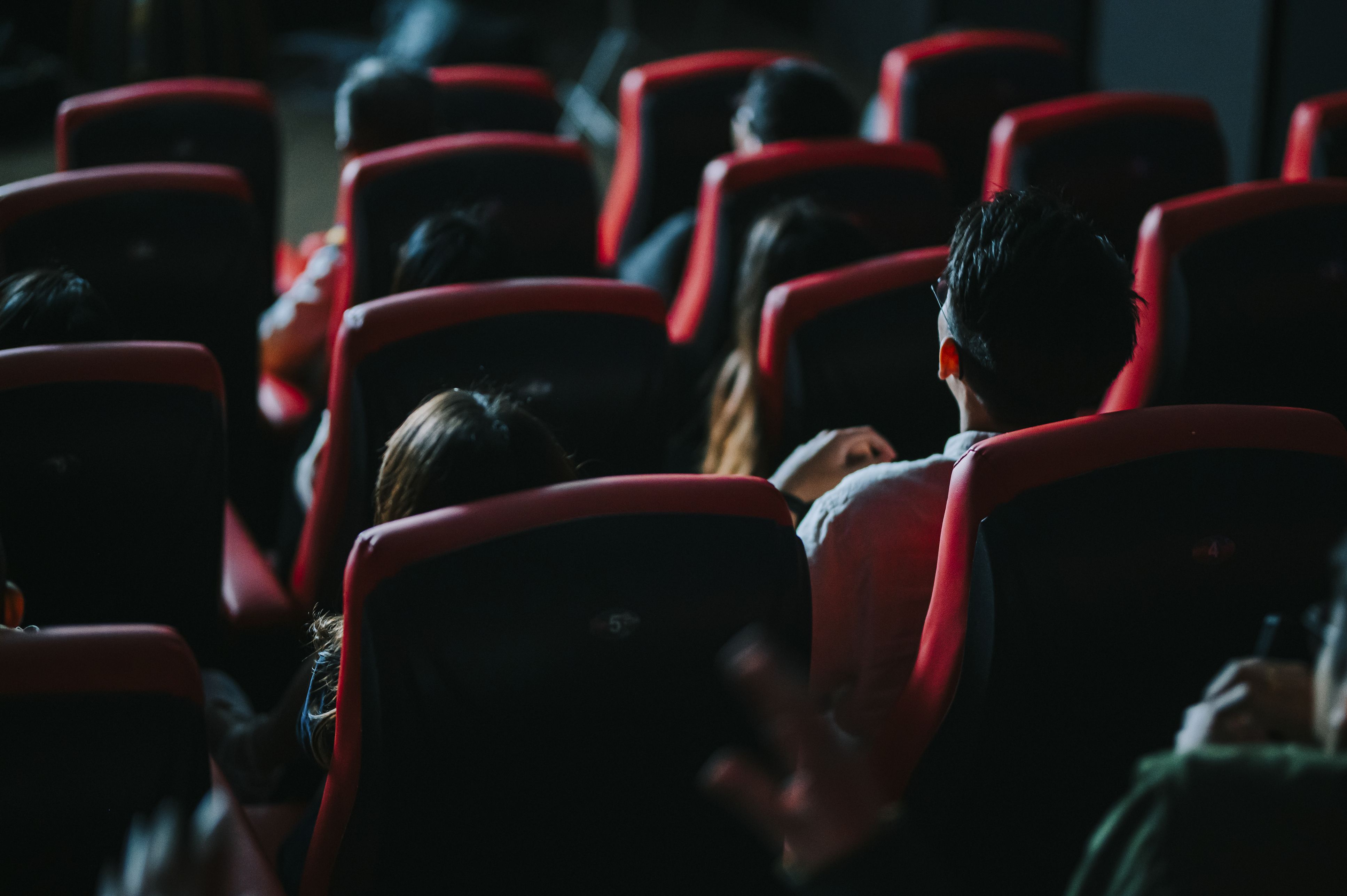 Ob Blockbuster oder Liebesfilm: Der Sitzplatz kann darüber entscheiden, wie intensiv du den Film erlebst.