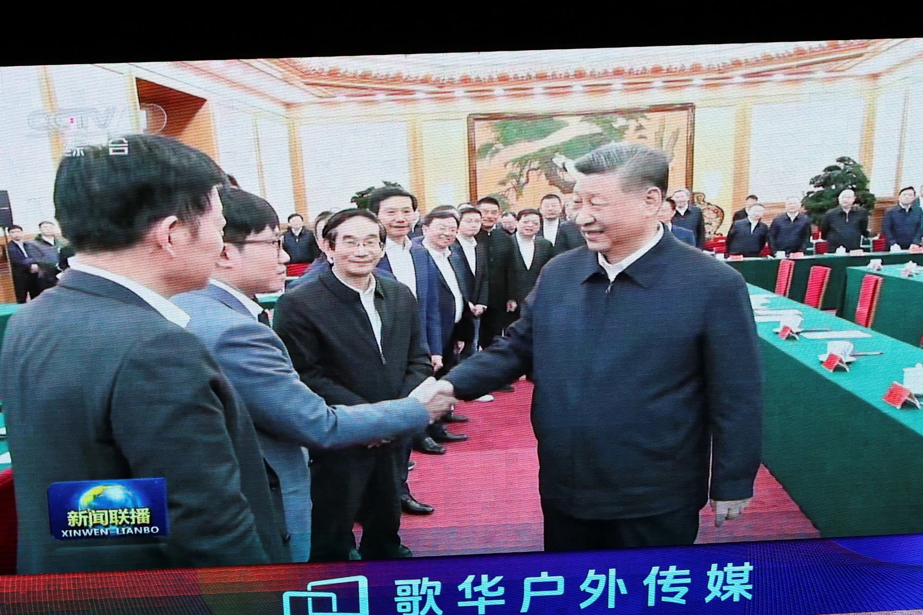 DeepSeek-Gründer Liang Wenfeng und Staatspräsident Xi Jinping im chinesischen TV: die Köpfe der Unternehmen bleiben im Hintergrund