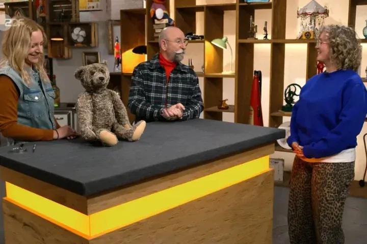 Mareike will den Teddy verkaufen.