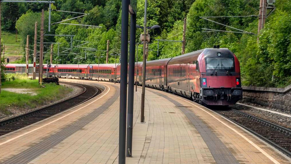 Heute.at - ÖBB-Panne! Railjet fährt an Haltestelle einfach vorbei