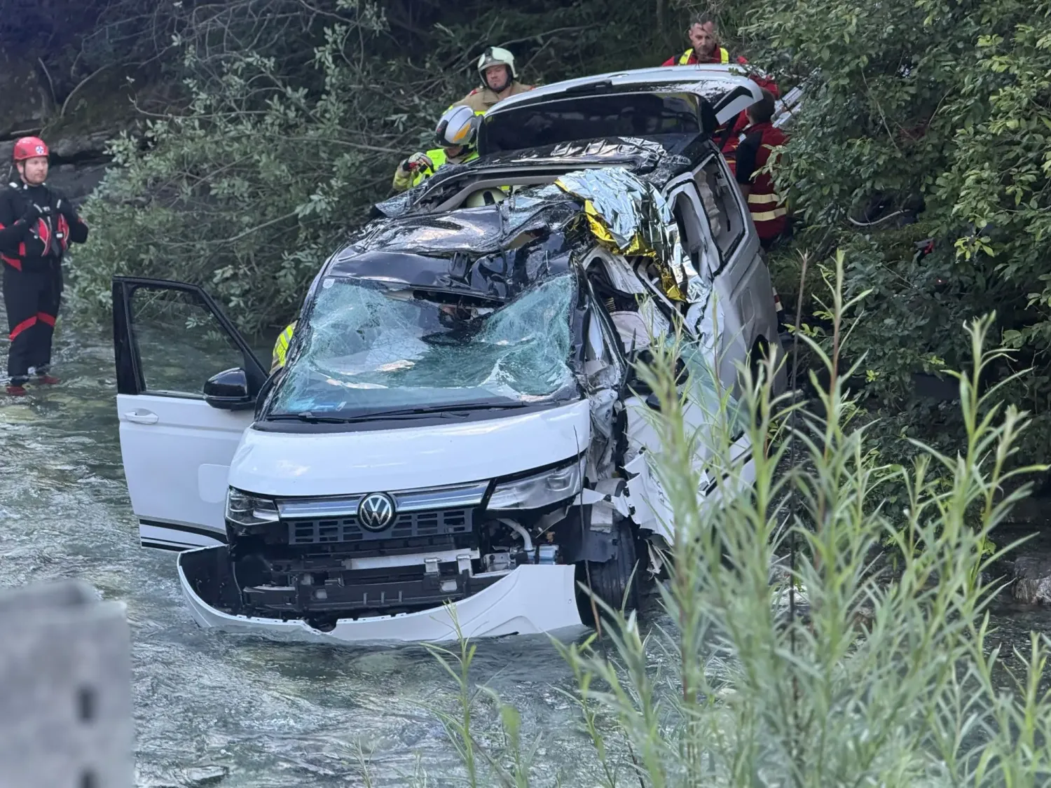 Ein Auto stürzte in die Großarler Ache, eine Insassin musste befreit werden.