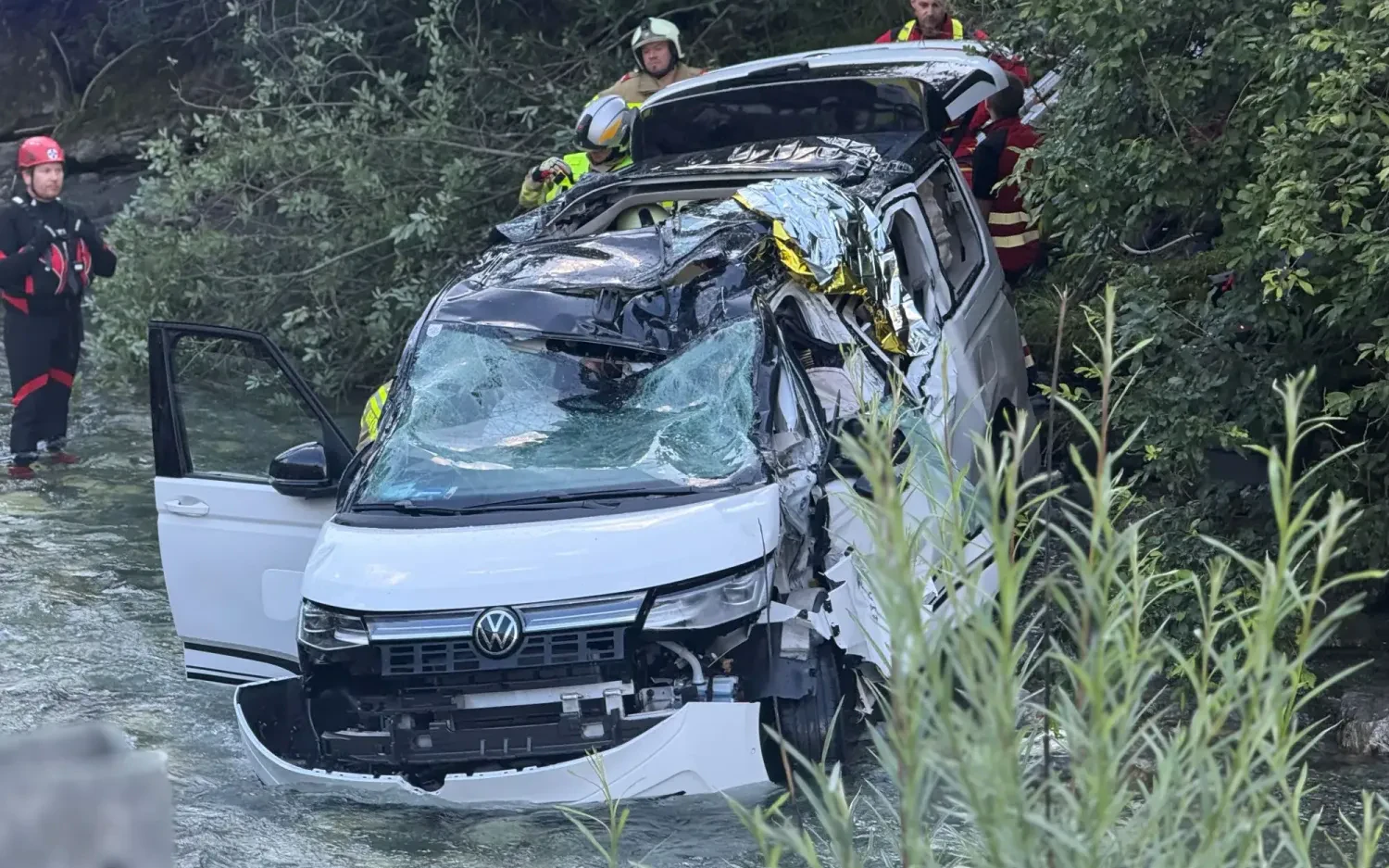 Heute.at - Familie stürzt mit Auto in Fluss - Mama schwer verletzt