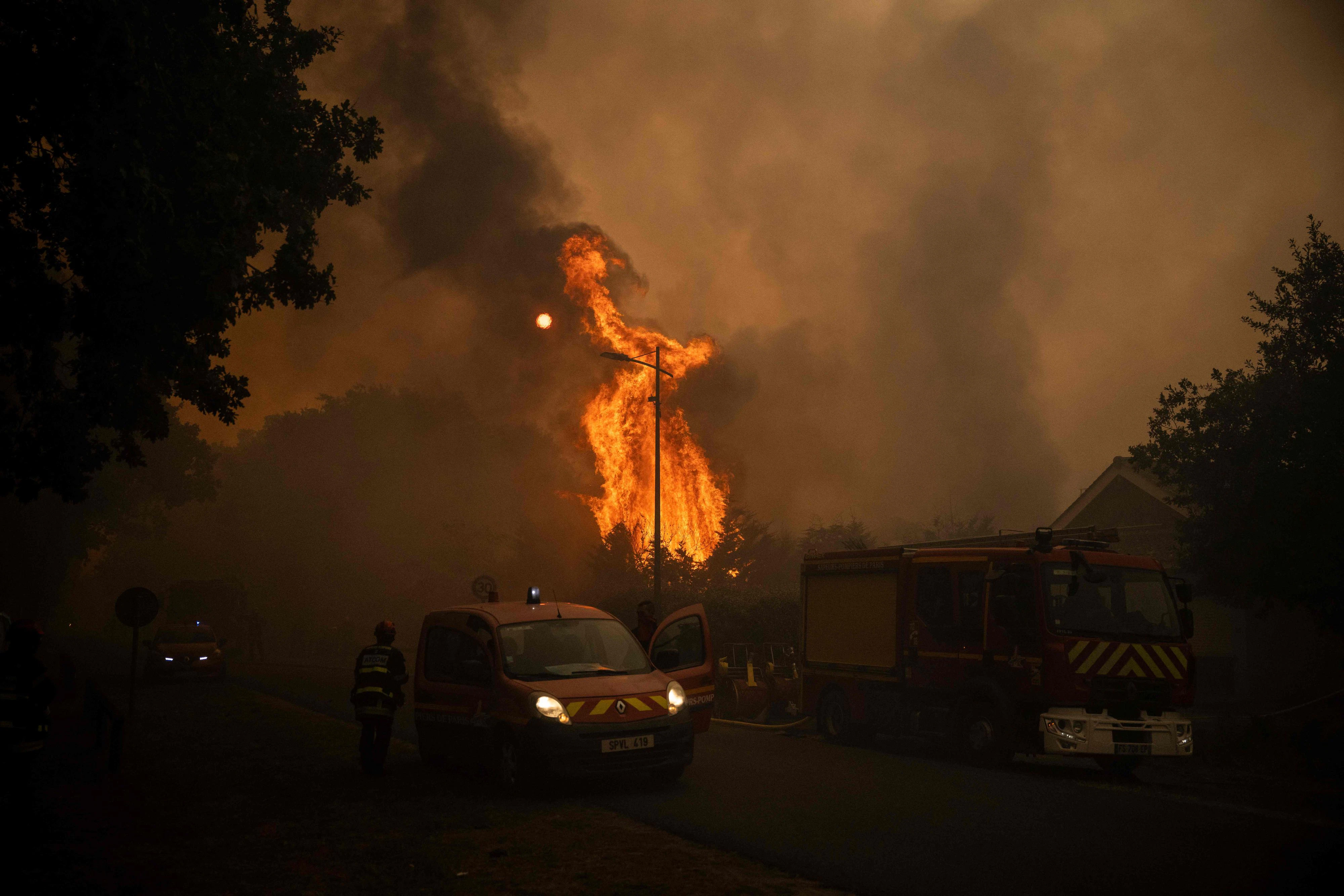 Die wochenlange Hitze und starker Wind fachen die Flammen immer wieder an