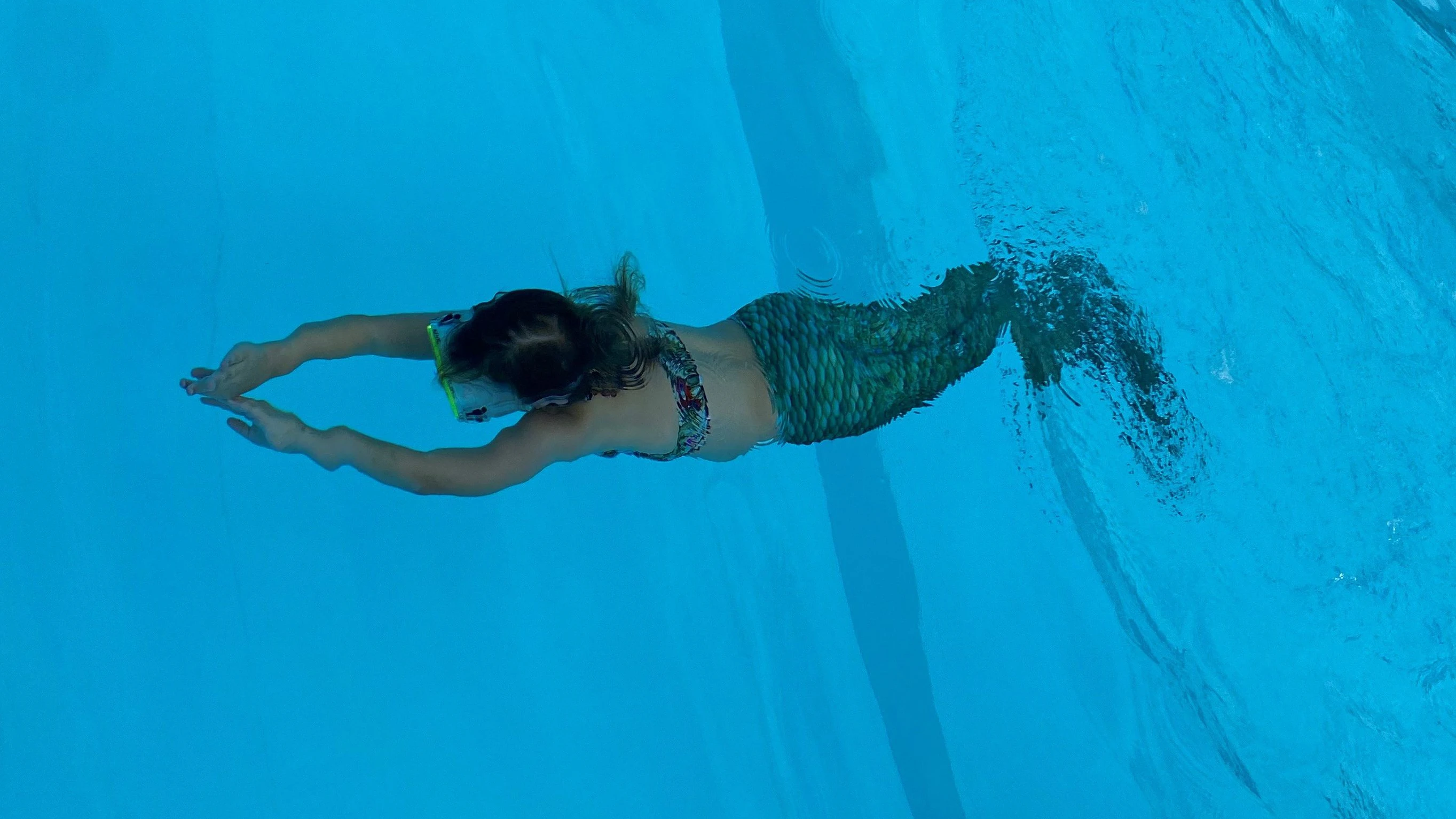 Bei der Recherchereise in die H2O-Kindertherme zeigte sich: Ist die Technik erst einmal verstanden, ist das Schwimmen mit Flosse gar nicht so schwer - aber anstrengend.