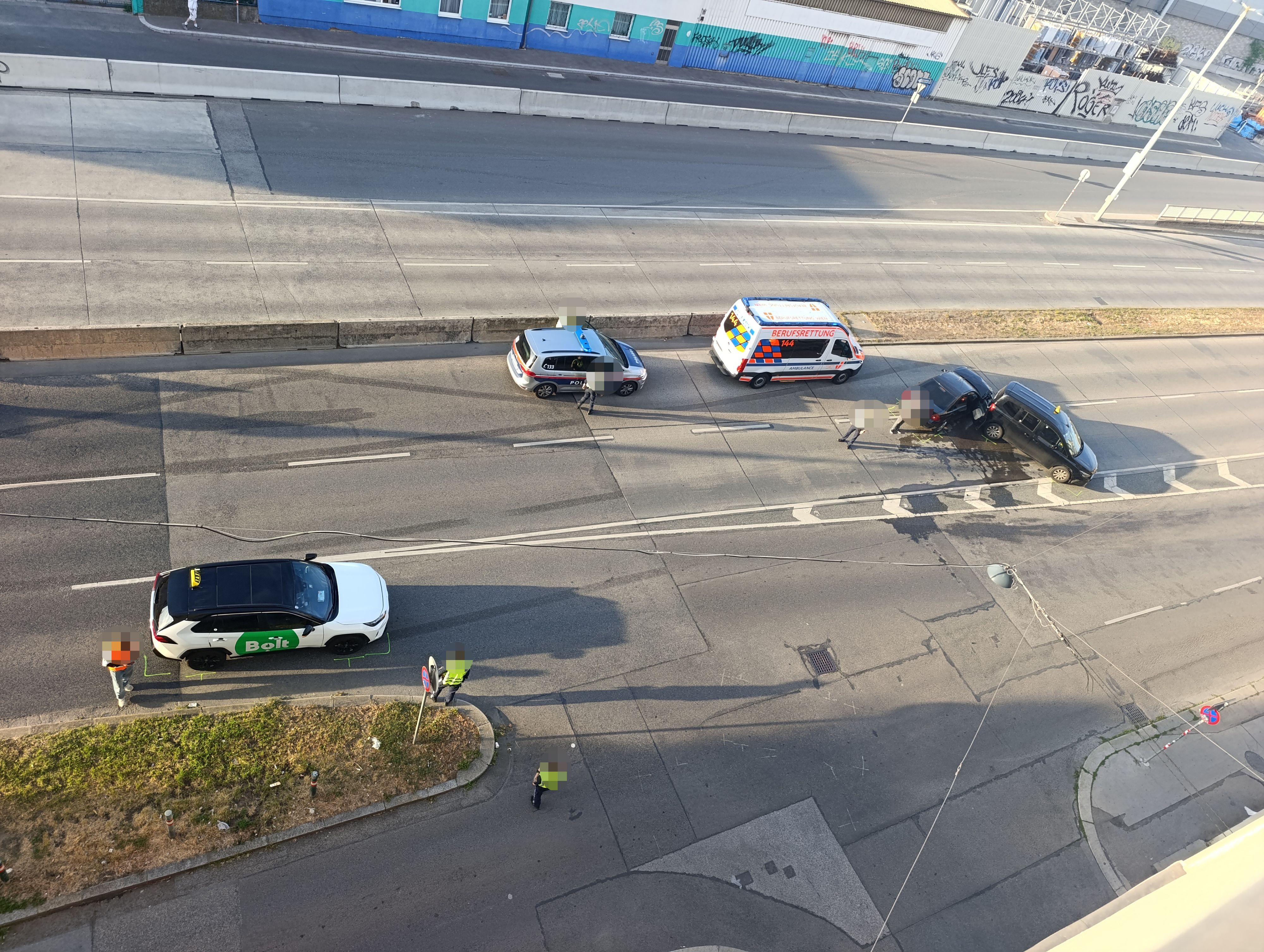 Heute.at - Taxi-Crash am Gürtel, drittes Auto rast in stehende Pkw