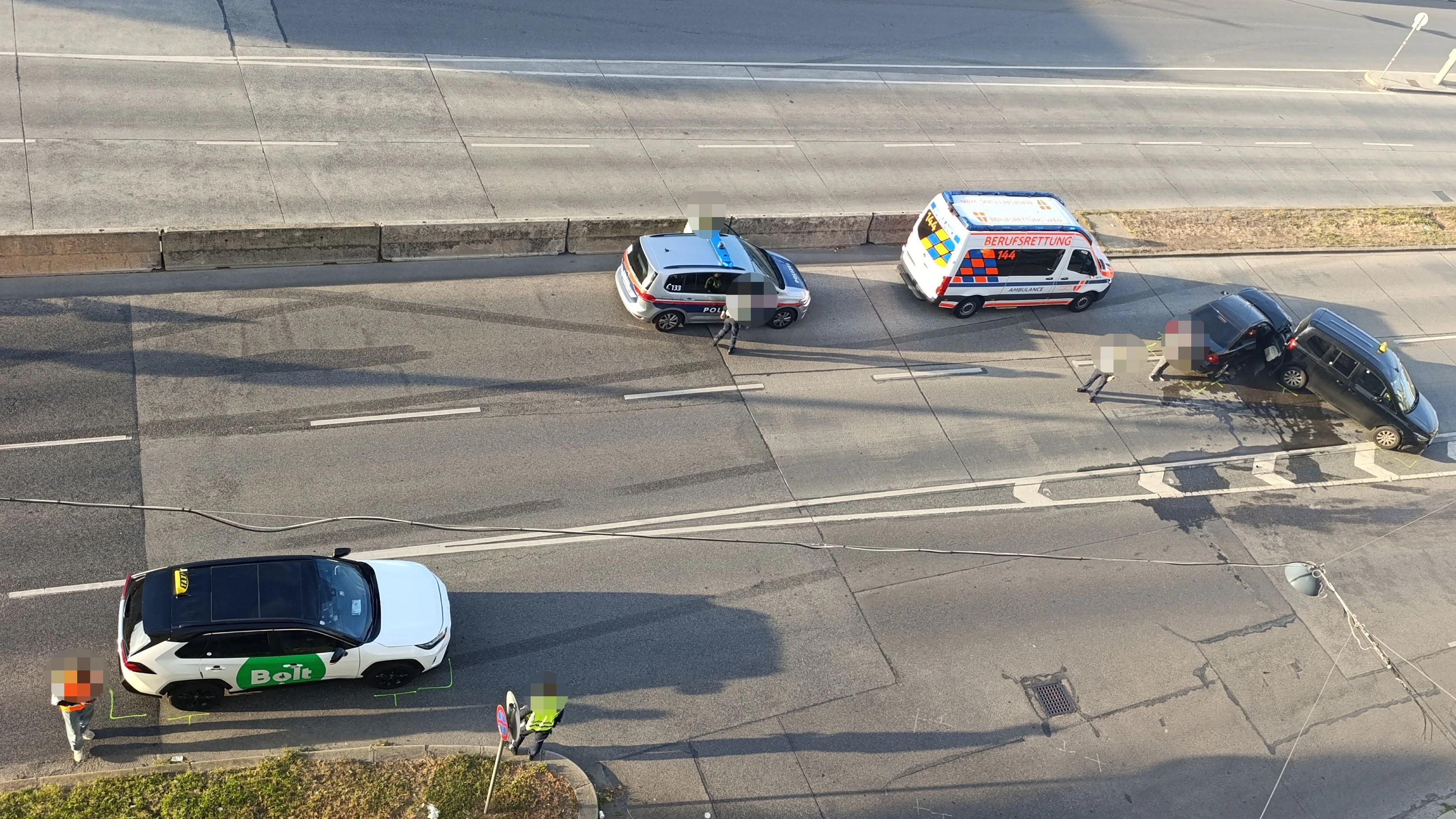 Heute.at - Taxi-Crash am Gürtel, drittes Auto rast in stehende Pkw