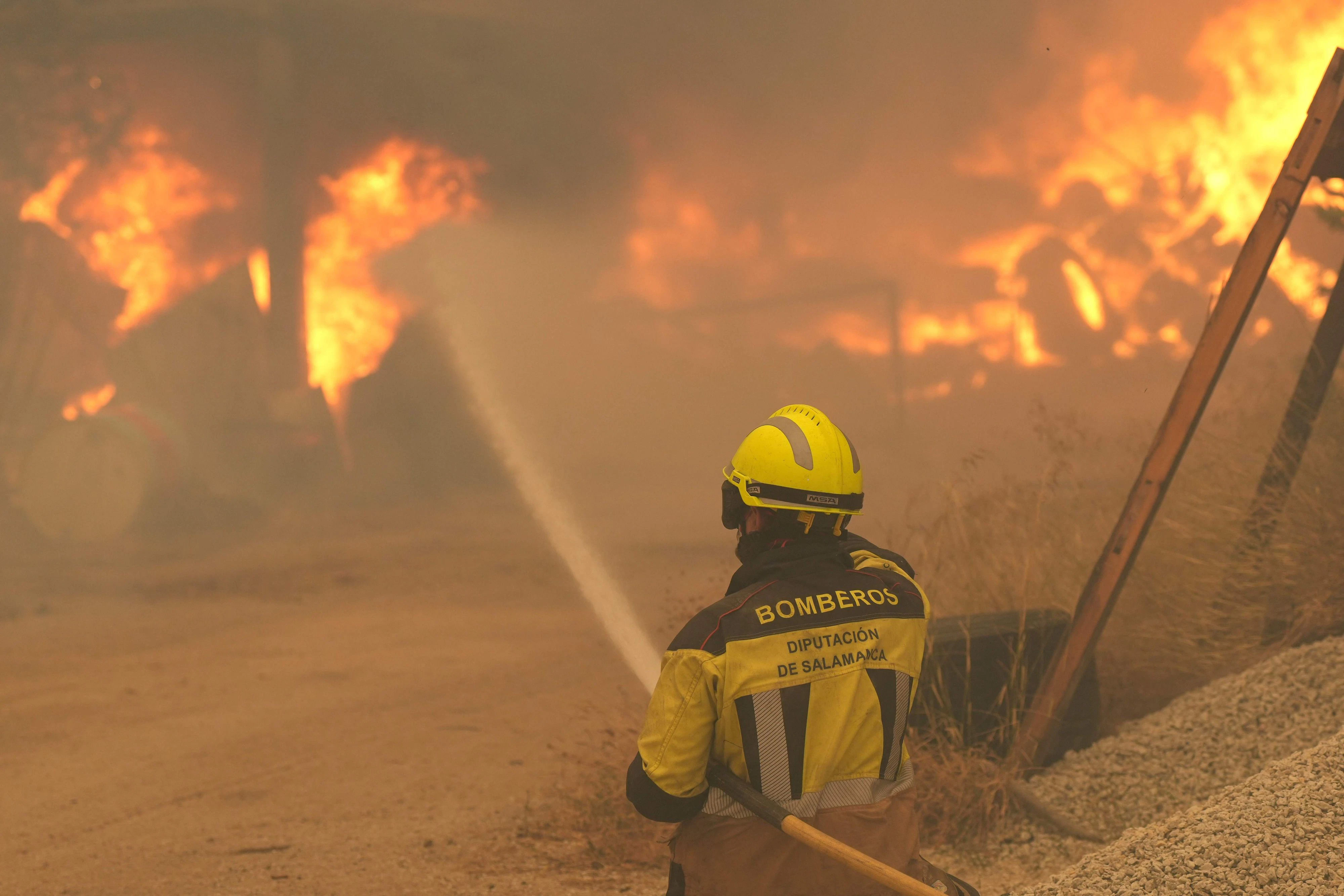 Die Brände in Ávila, etwa 80 Kilometer westlich von Madrid, sind die schlimmsten Waldbrände hier seit Menschengedenken