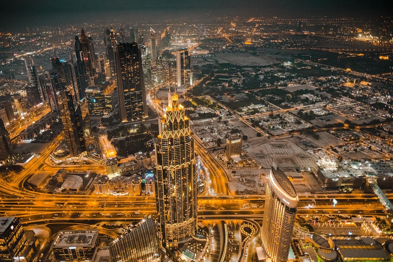 Dubais beeindruckende Skyline mit dem Burj Khalifa