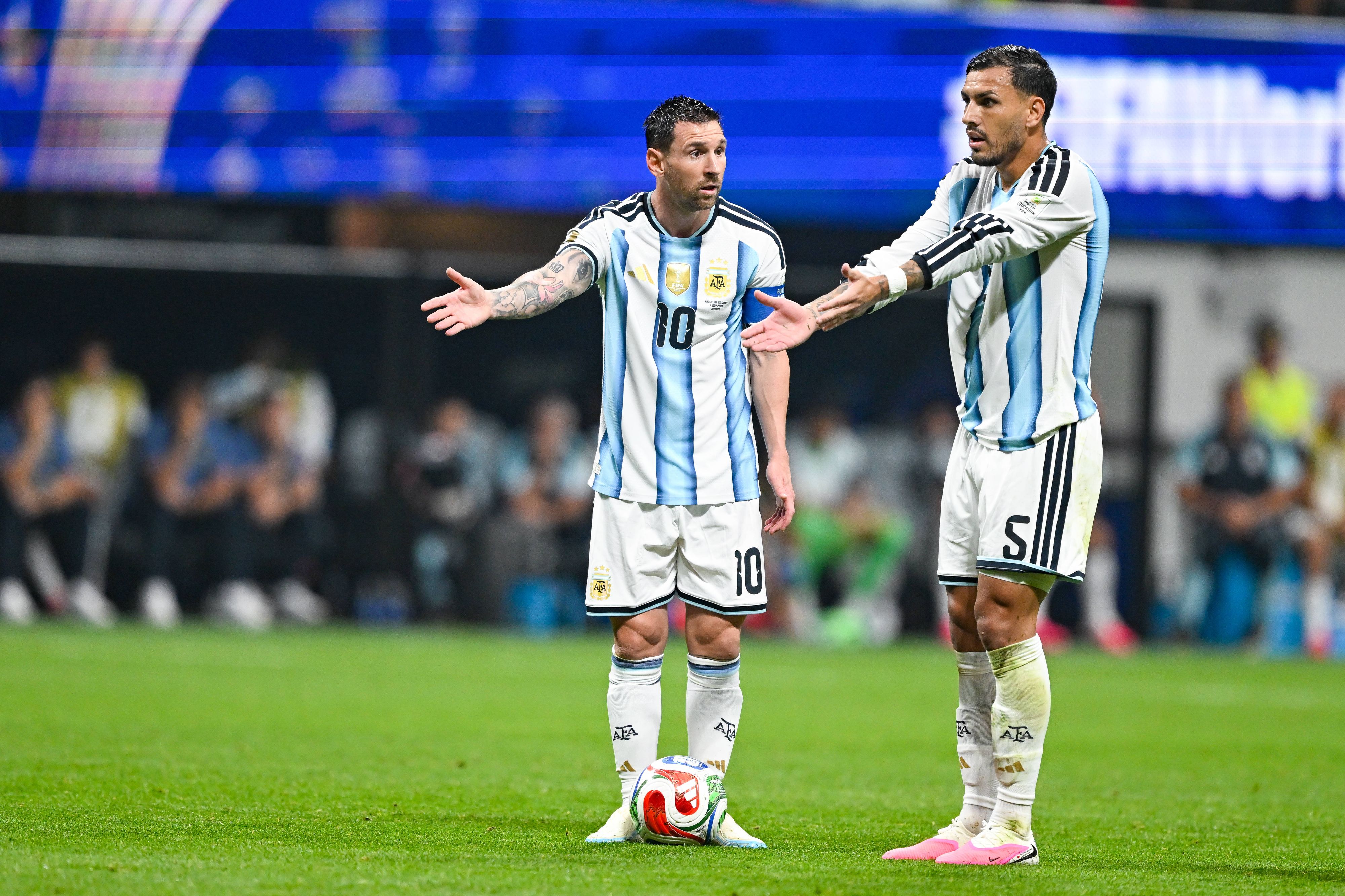 Argentiniens Star Lionel Messi und sein Mitspieler Leandro Paredes. 