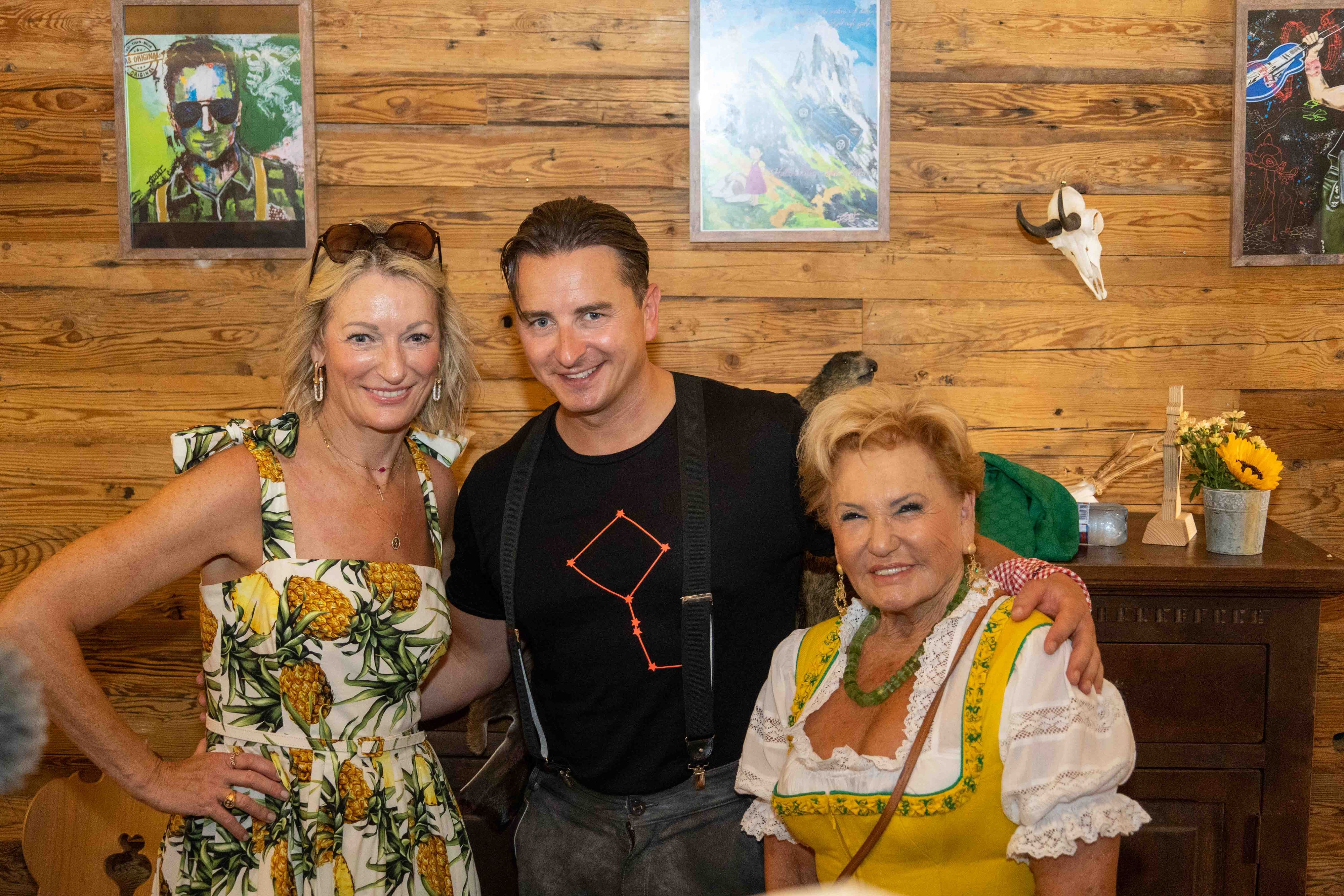 Andreas Gabalier mit Monika Gruber (l.) und Rosi Schipflinger in der Sonnbergstubn in Kitzbühel.
