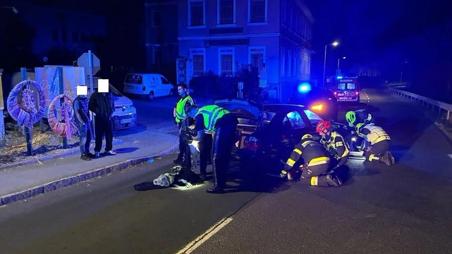 Heute.at - Polizei jagt Teenager (14, 16) – Flucht endet mit Crash