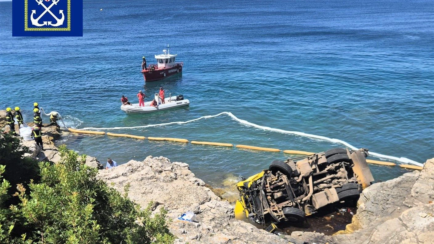 Heute.at - Lkw rollt in Pula plötzlich ins Meer – zwei Verletzte