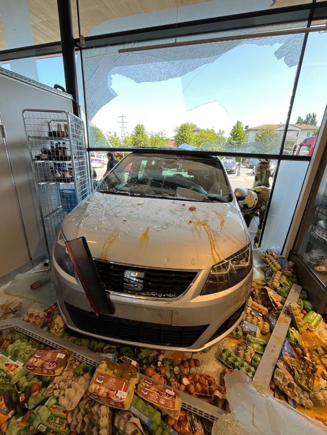Die Feuerwehr entfernte das Auto aus dem Supermarkt (Symbolbild).