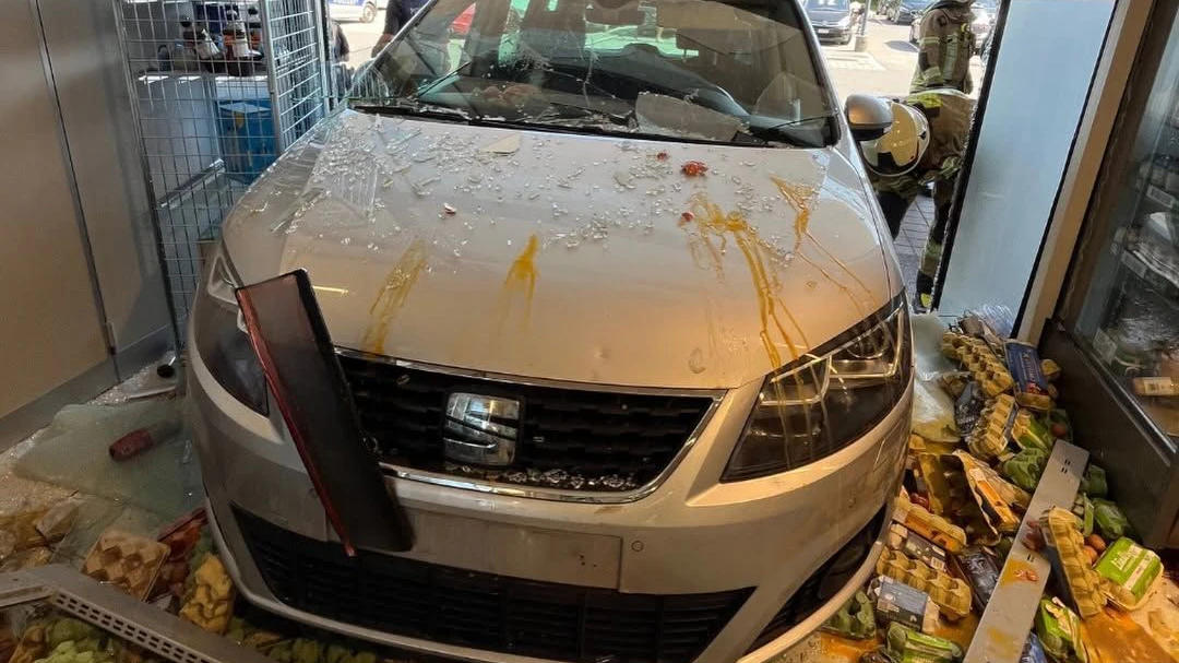 Heute.at - Bremse und Gas verwechselt – Auto kracht in Supermarkt