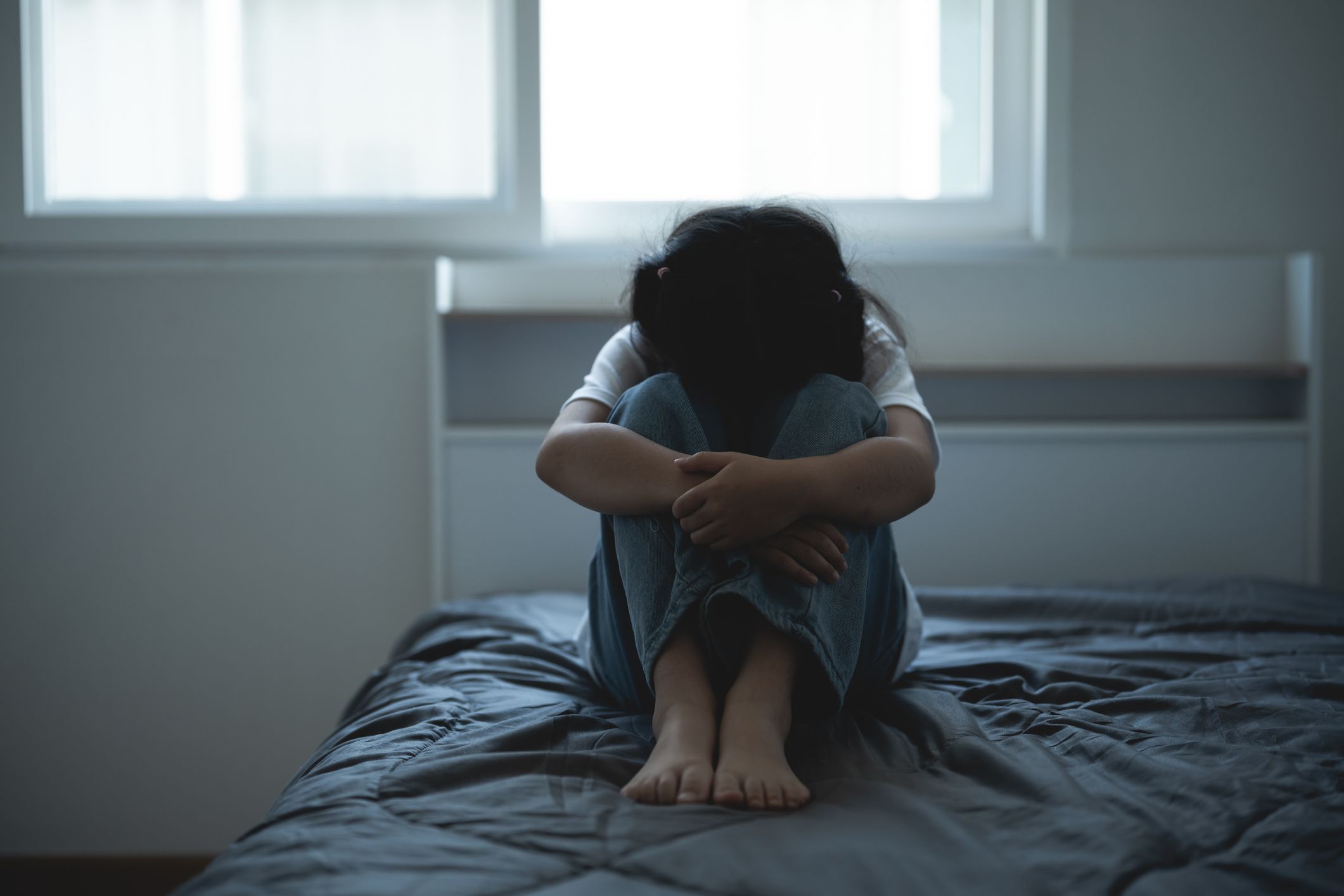 Weil sie riesige Angst vor Männern hatte, sprang eine 12-Jährige aus dem Fenster ihrer Betreuungseinrichtung (Symbolbild).