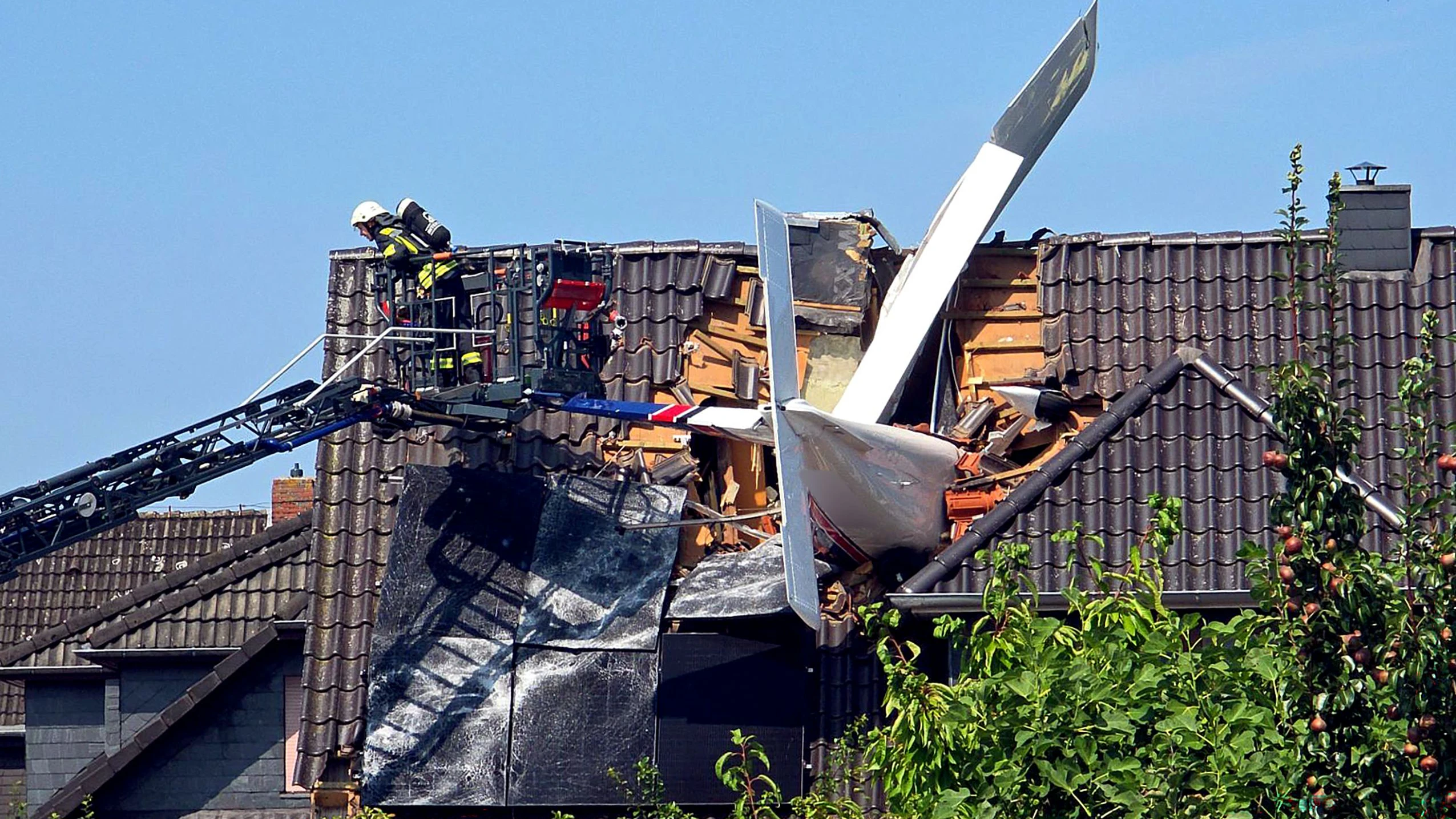 Heute.at - Kleinflugzeug kracht in Wohnhaus – Großeinsatz läuft