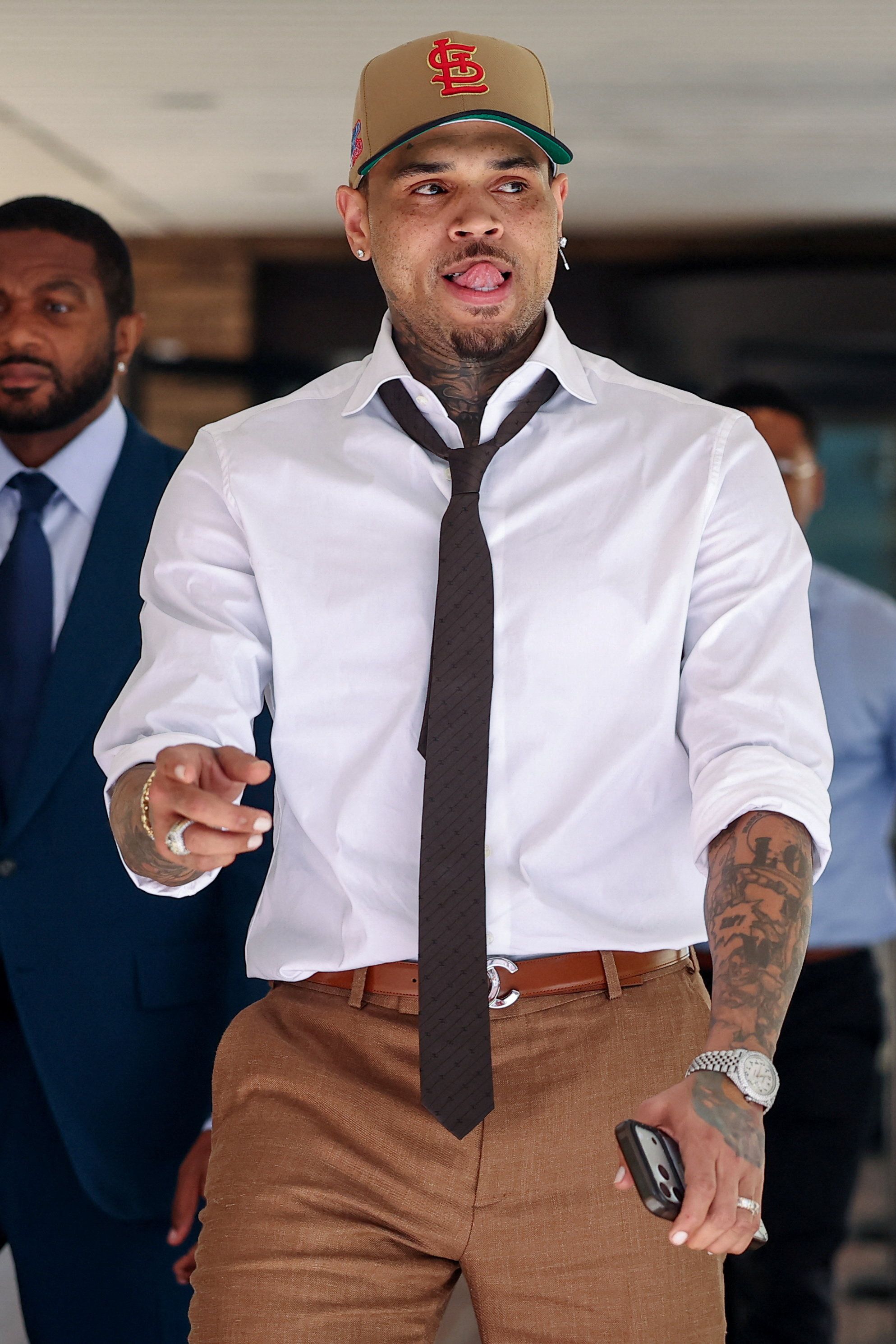 Chris Brown verlässt am 24. Juli 2026 den Southwark Crown Court in London.