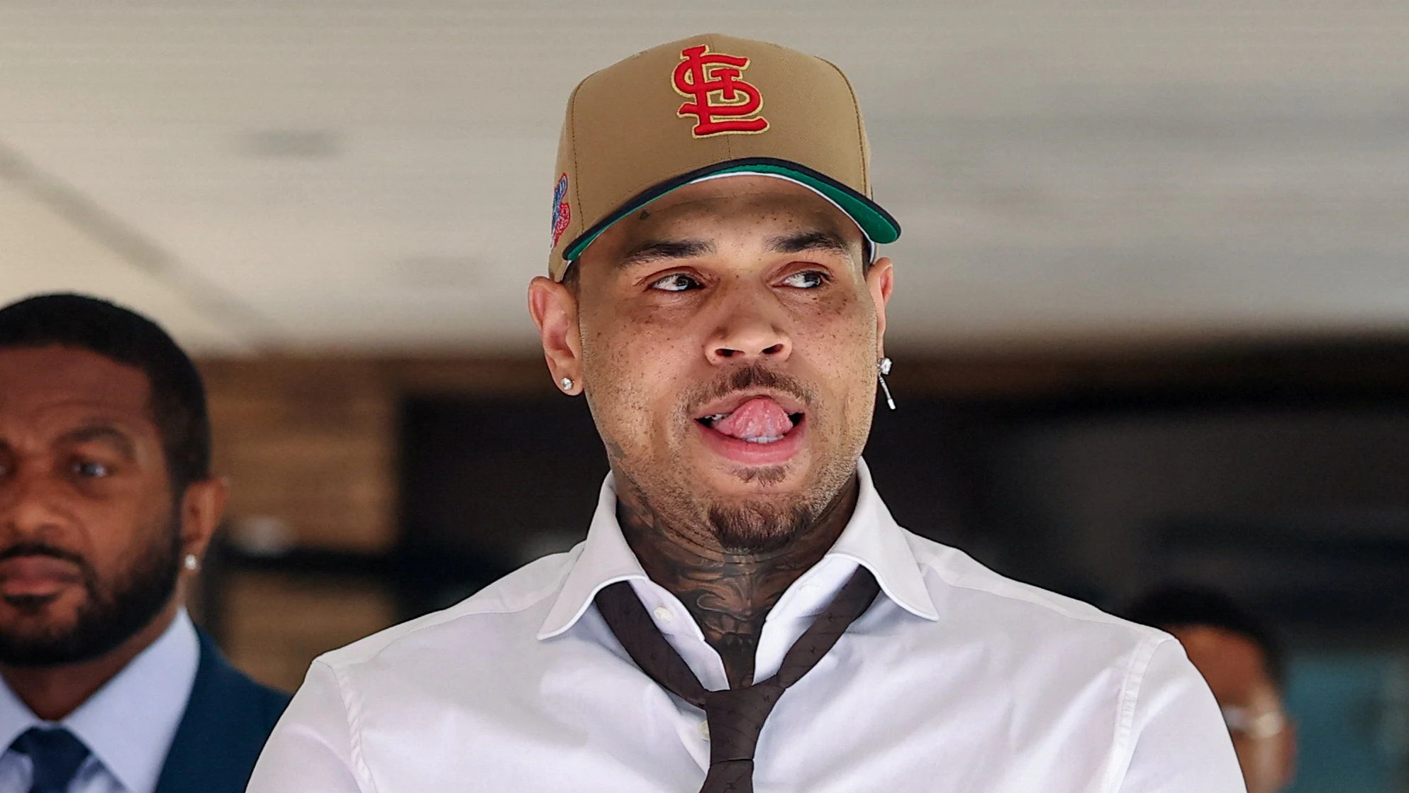 Chris Brown verlässt am 24. Juli 2026 den Southwark Crown Court in London.