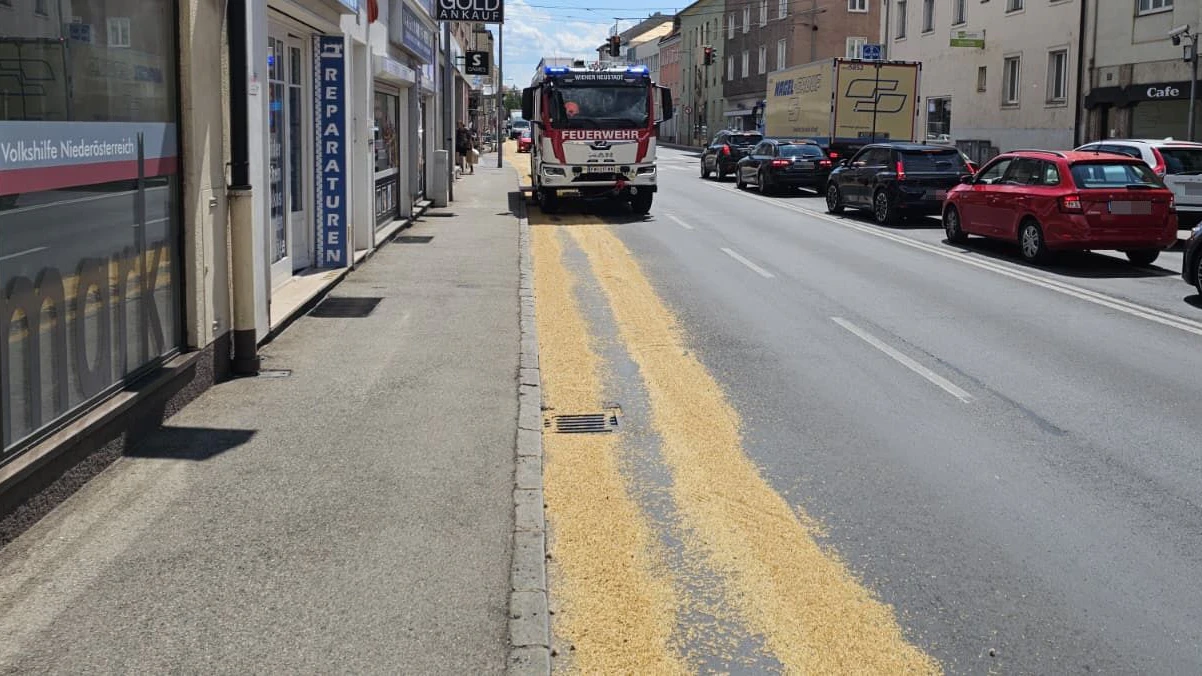 Heute.at - Anhänger verlor Hafer – Spur mehrere Hundert Meter lang