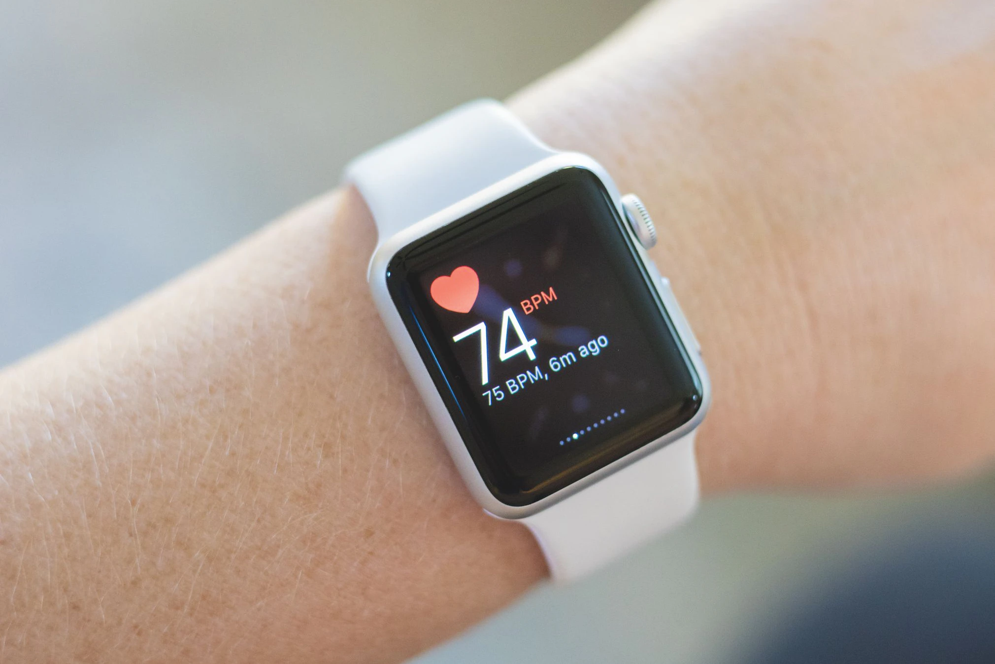 Pulsmessung auf einer Apple Watch. Die Gesundheitsdaten der Apple Health-App können künftig mit ChatGPT synchronisiert werden