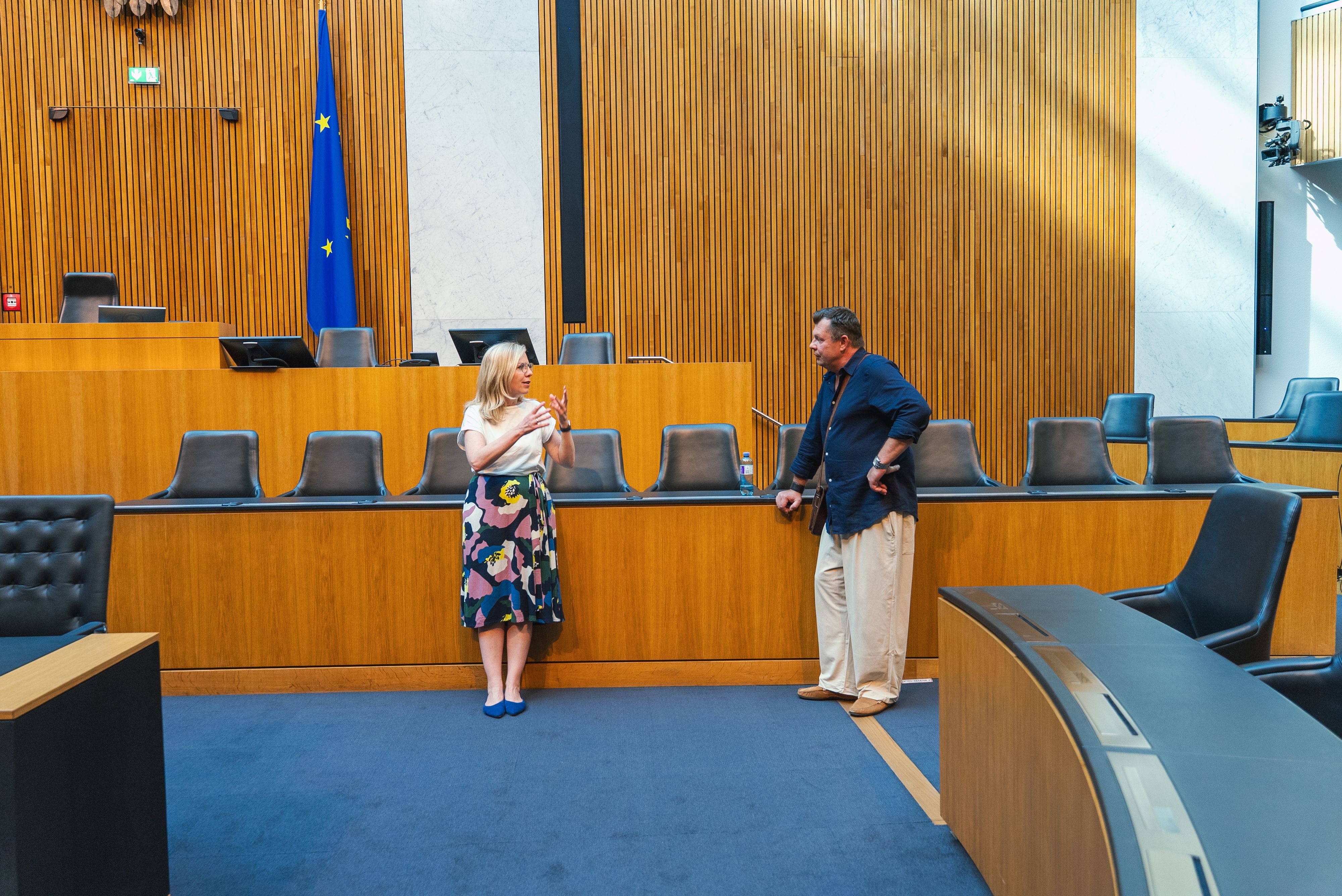 In der U6 waren sie ins Gespräch gekommen, später lud Grünen-Chefin Gewessler Wolfgang ins Parlament ein.