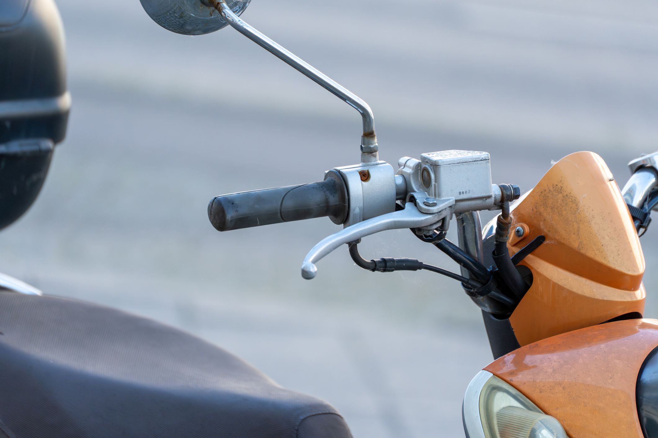 Der Mopedlenker trug leichte Verletzungen davon. (Symbolbild)