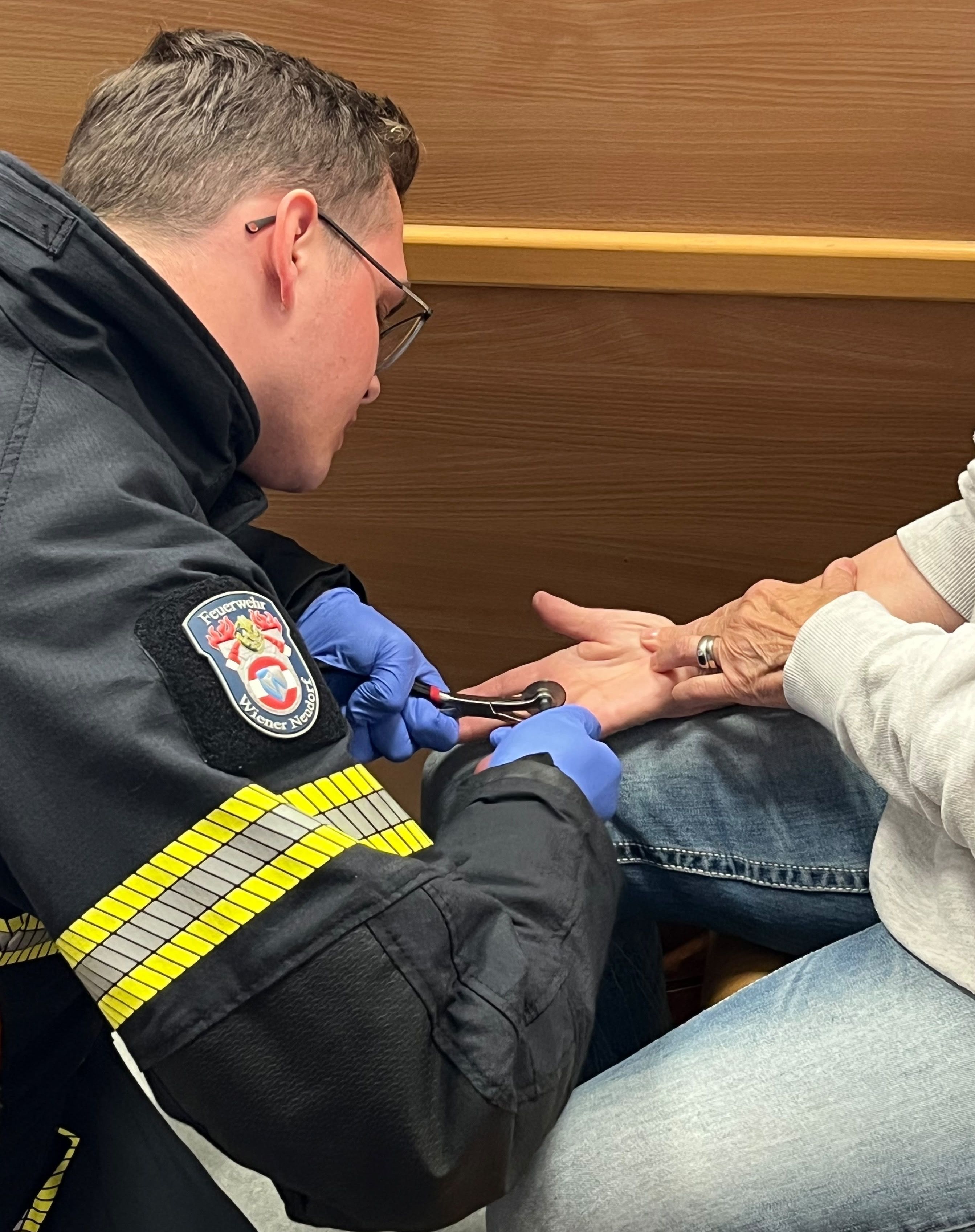 Einsatz in Wiener Neudorf: ﻿Feuerwehr befreit Frau von Ring am geschwollenen Finger