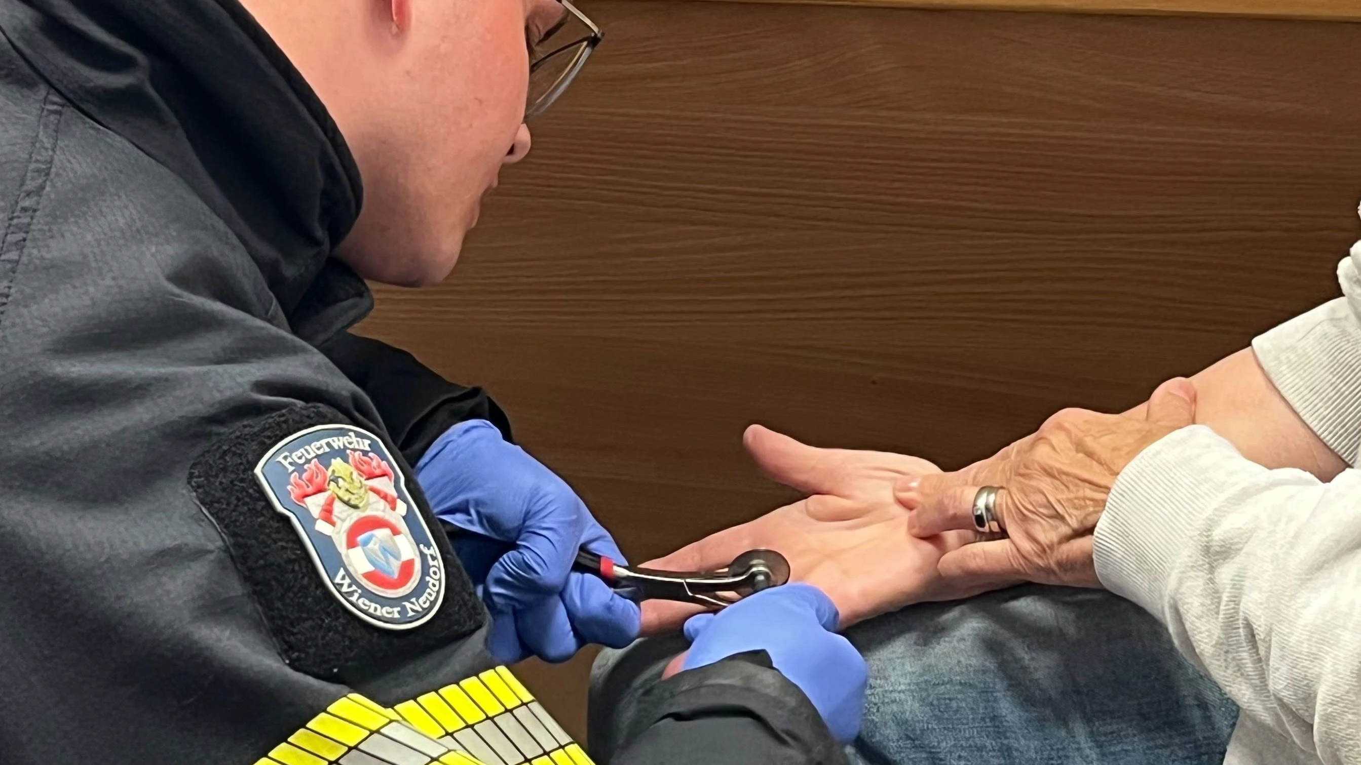 Heute.at - Starke Schmerzen – Feuerwehr schneidet Ring von Finger
