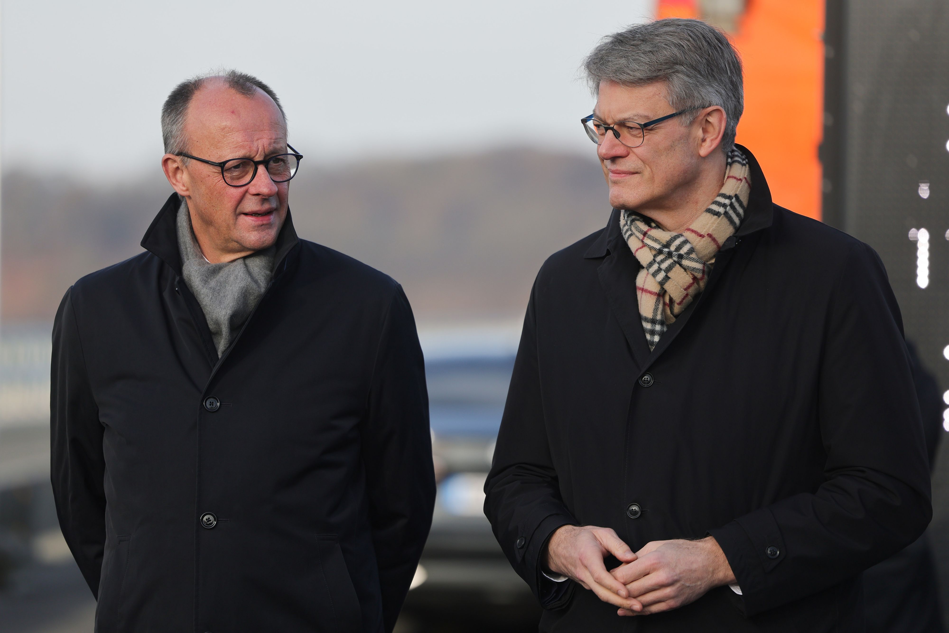 Verkehrsminister Schneider (rechts) kritisierte Bundeskanzler Merz (links).