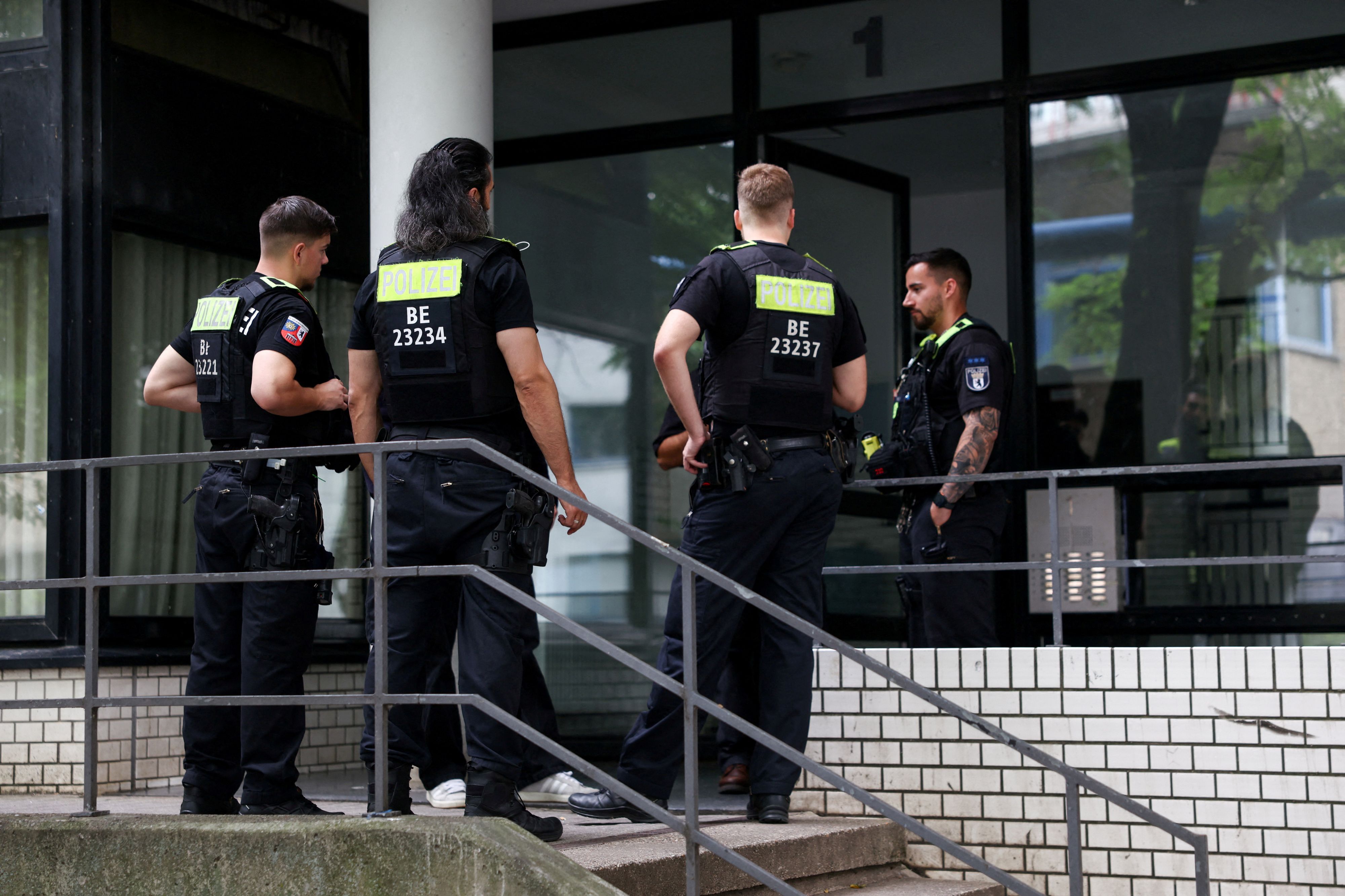 Polizisten an der Wohnadresse von Abdul B. 