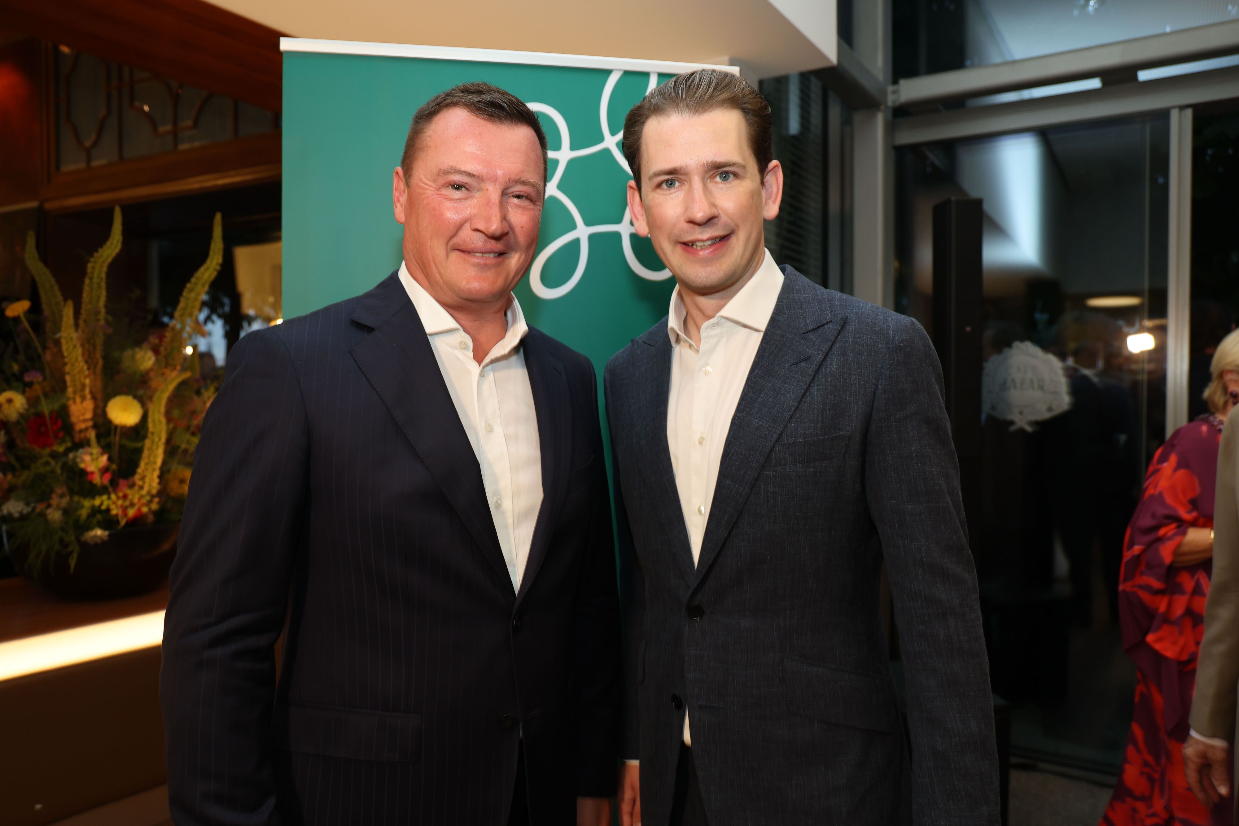 Veranstalter Markus Friesacher und Sebastian Kurz im Café Bazar