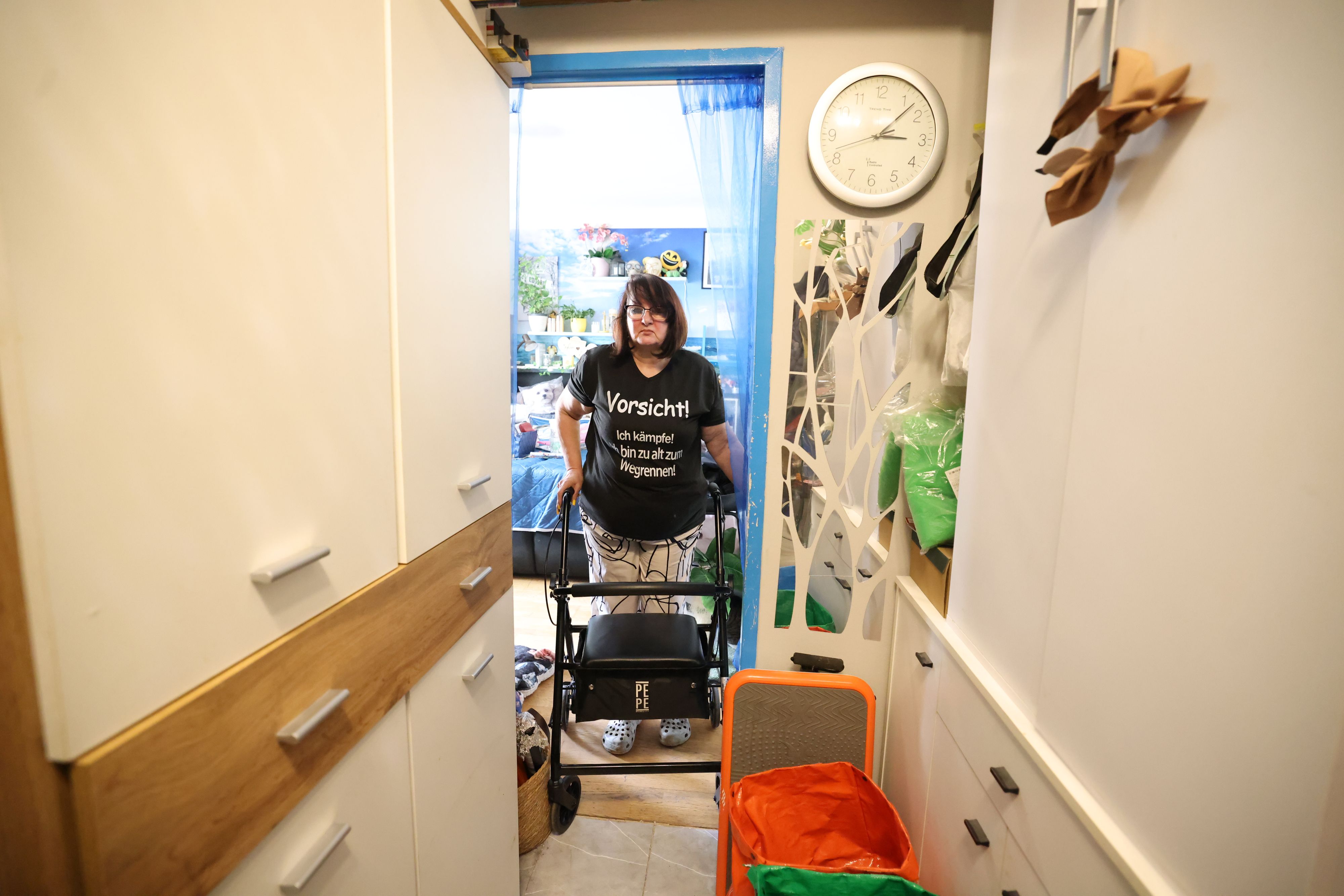 Sylvia W. wohnt in sehr beengten Verhältnissen – vor allem mit dem Rollator ist ein Durchkommen schwer.