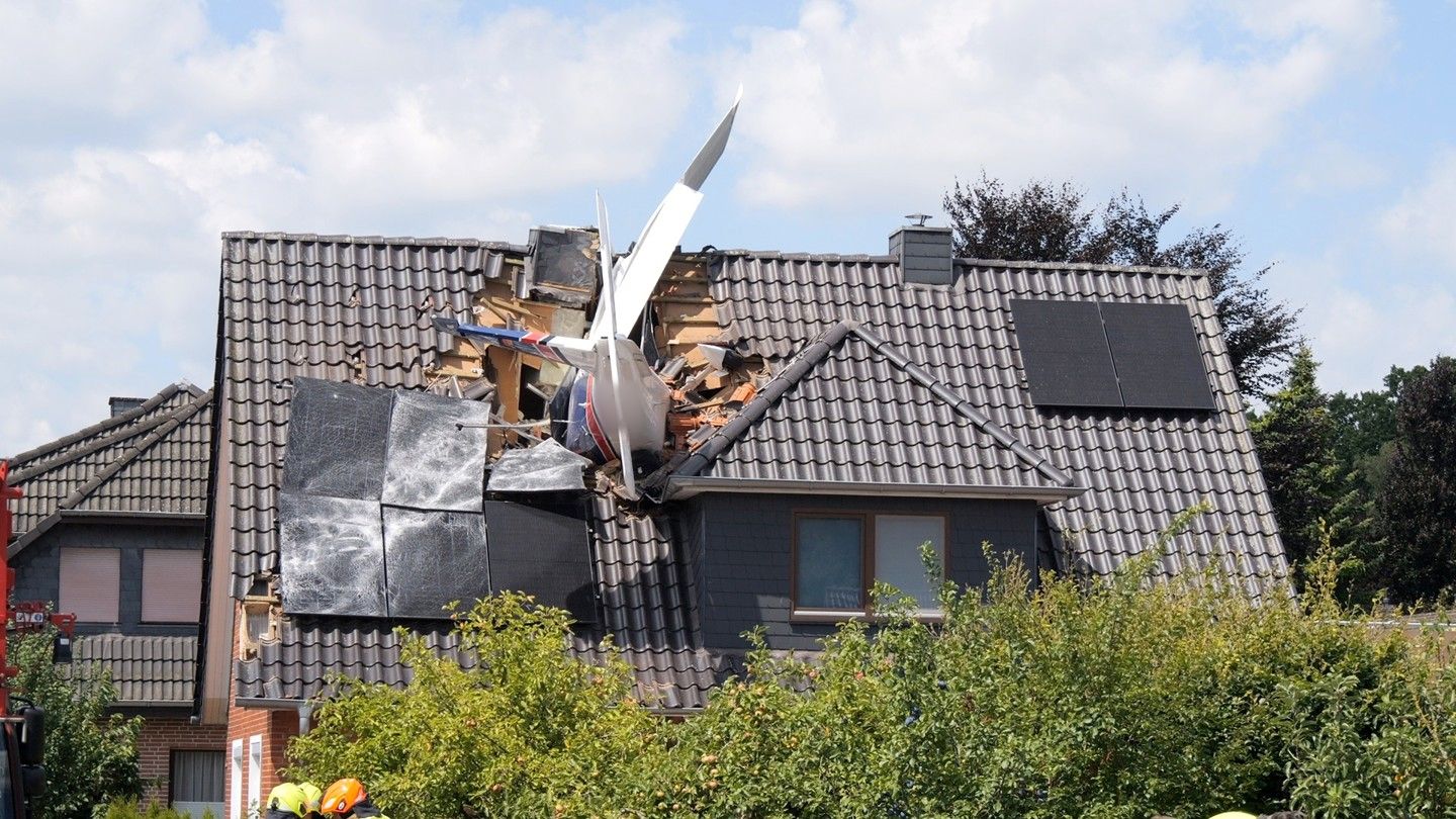Am Samstag stürzte ein Kleinflugzeug in ein Wohnhaus. Die beiden Insassen hatten keine Überlebenschance. 