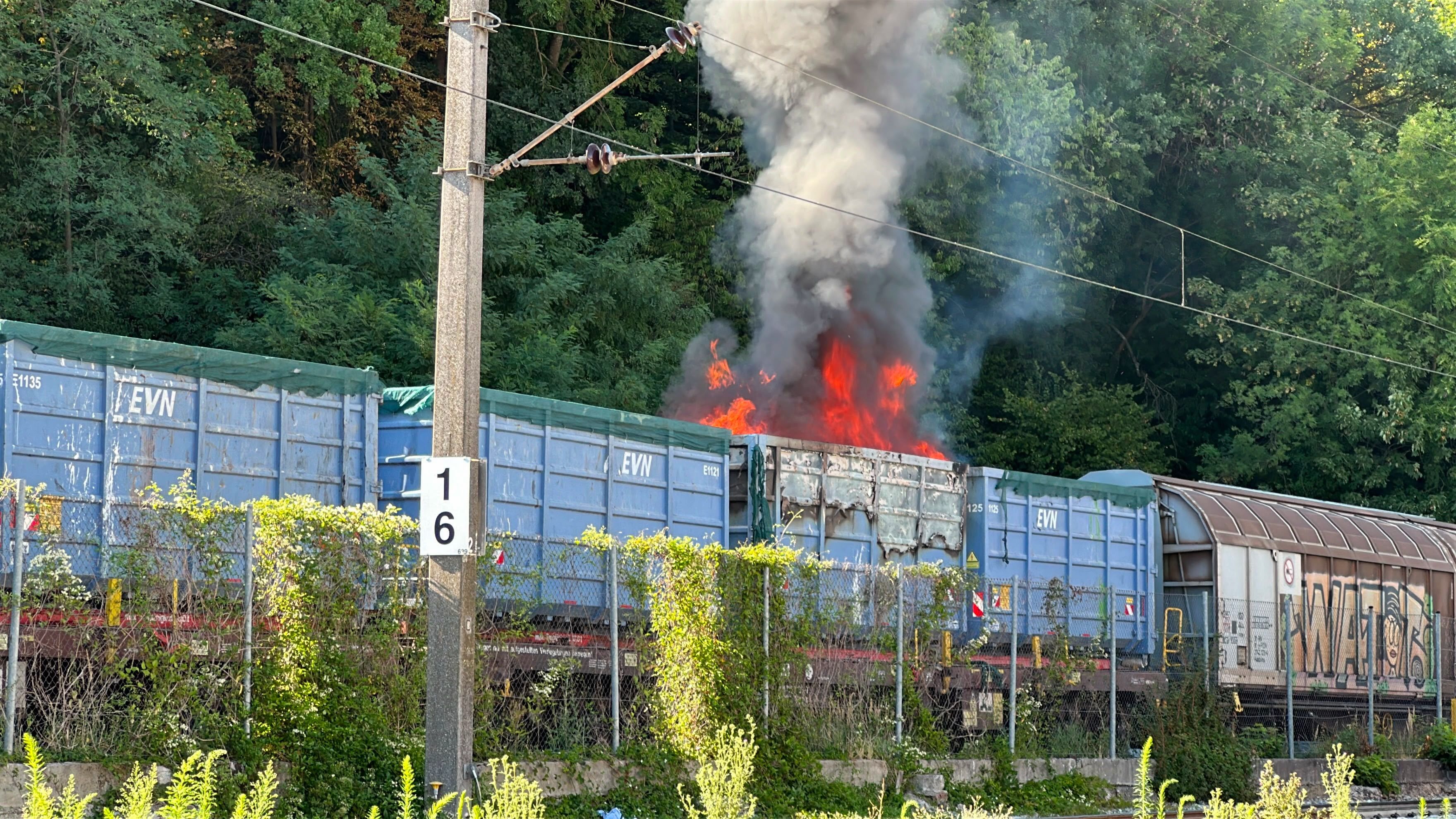 Ein abgestellter Güter-Waggon fing Feuer. 