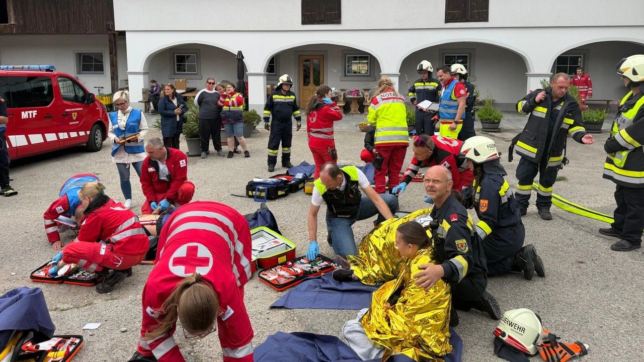 Heute.at - Für Ernstfall: Retter absolvieren knallhartes Training
