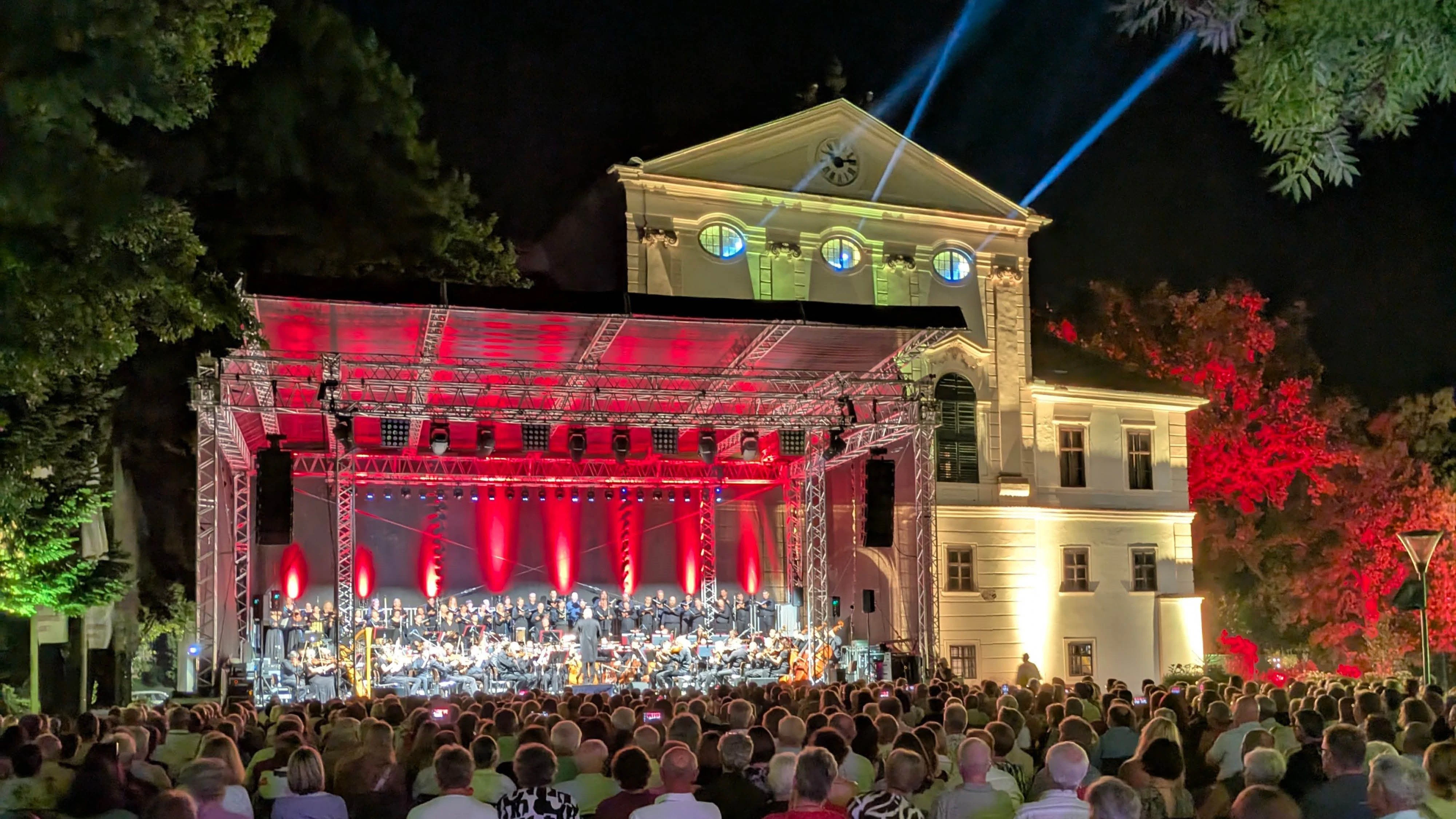 Gerade im Sommertheater ist das Haus Publikumsmagnet.