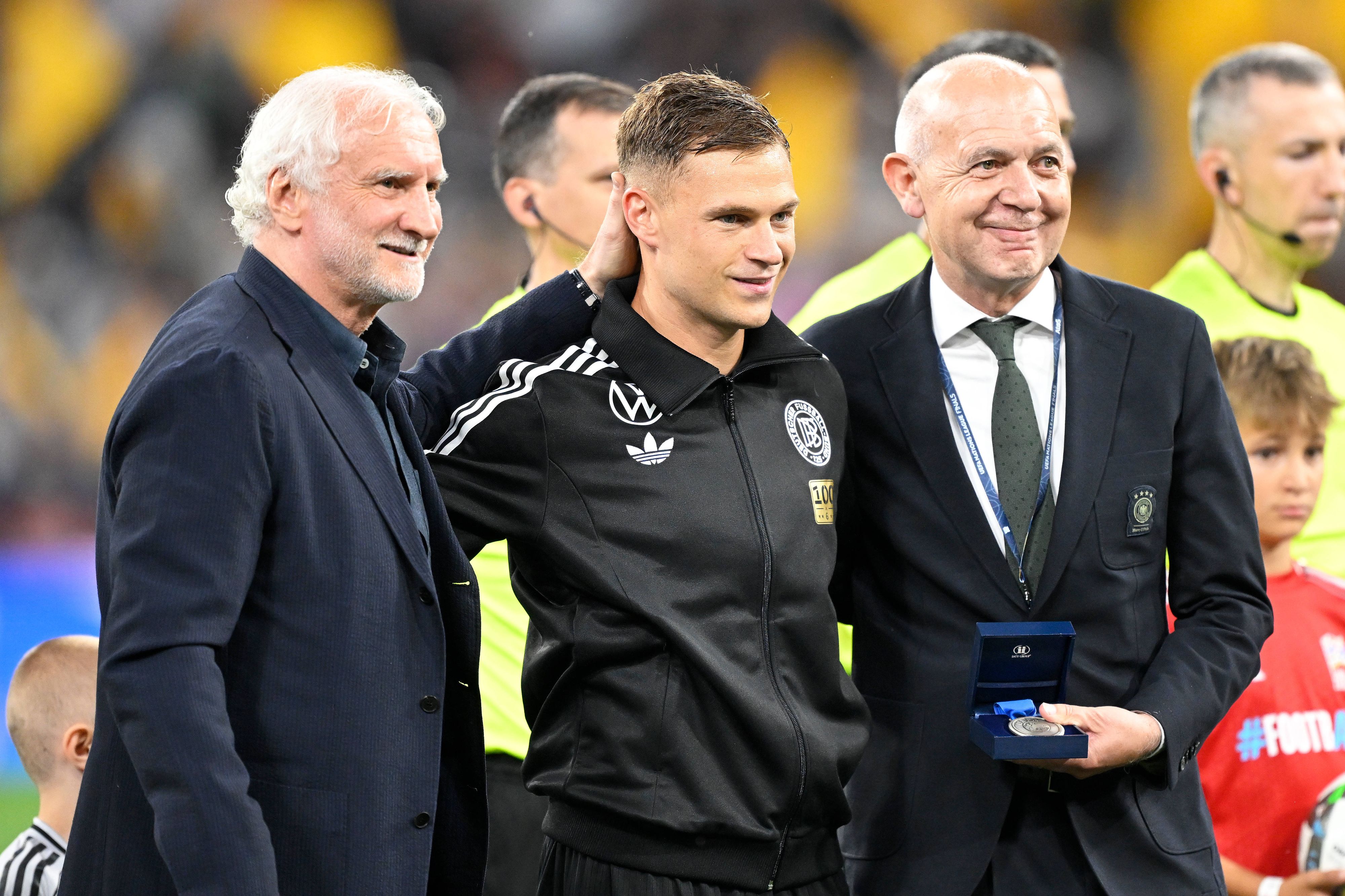 Rudi Völler mit DFB-Kapitän Joshua Kimmich und DFB-Präsident Bernd Neuendorf. 