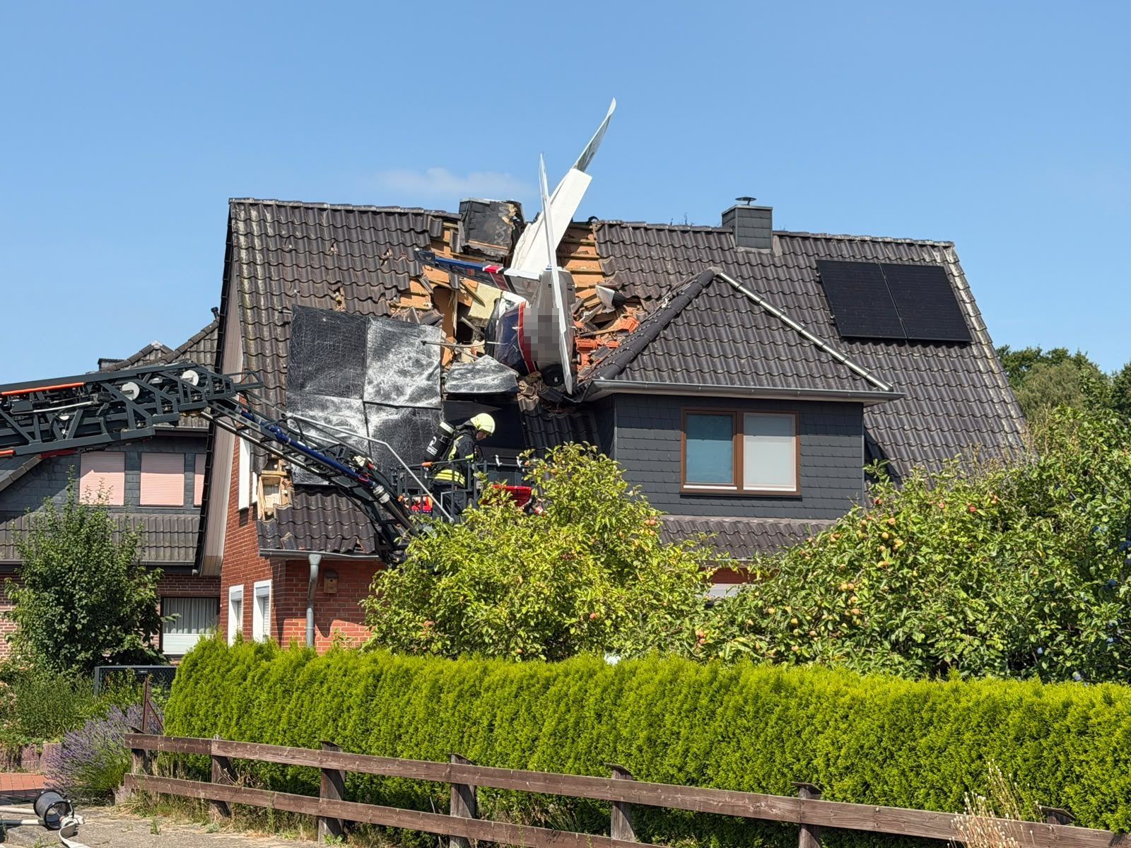 Zwei Menschen kamen bei dem Absturz ums Leben.