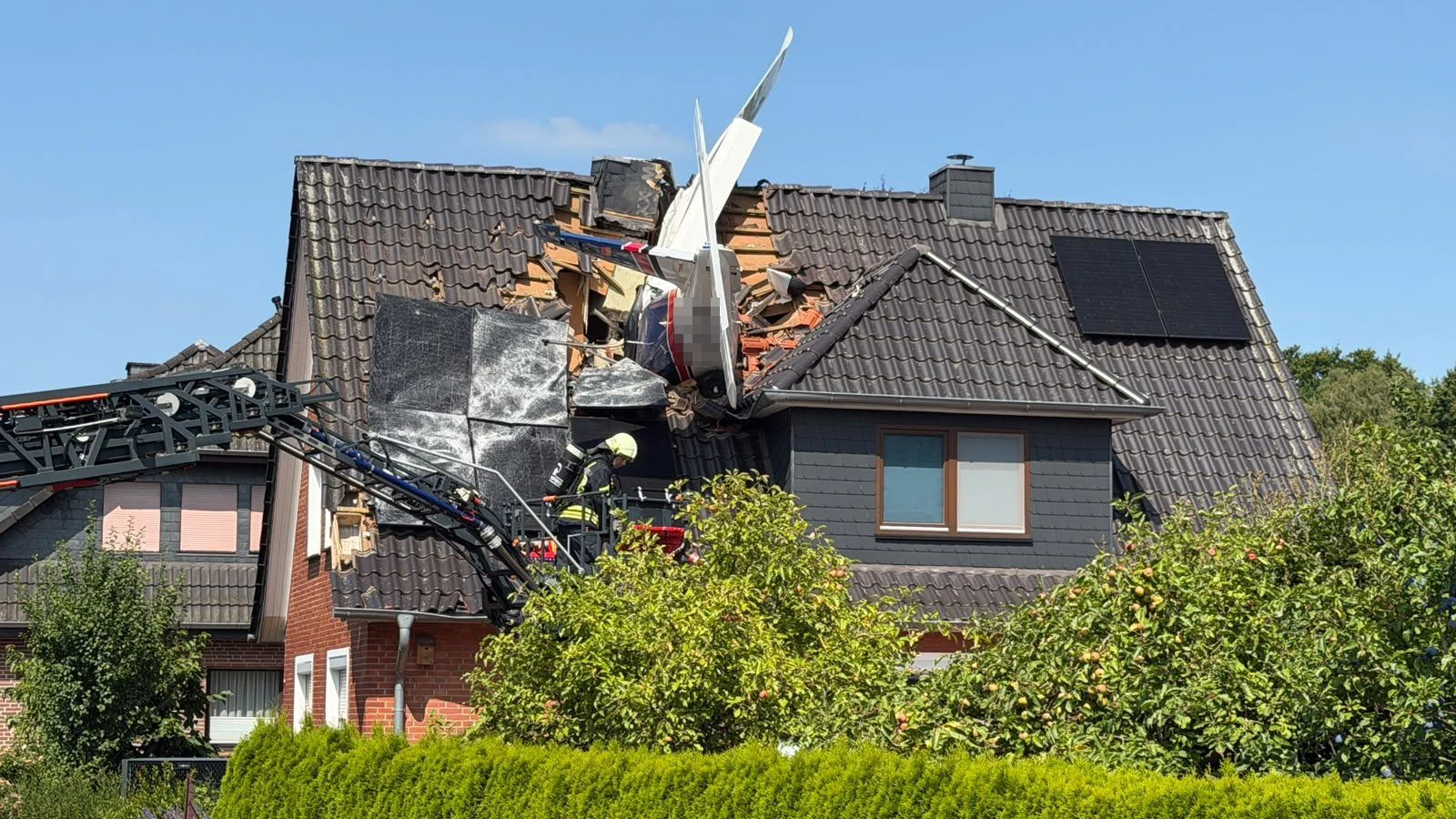 Heute.at - Flugzeug bohrt sich in Haus – zweite Leiche entdeckt