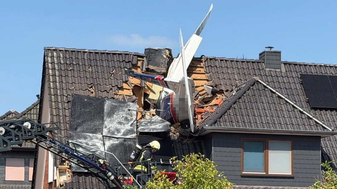 Heute.at - Flugzeug kracht in Wohnhaus – das ist zu Toten bekannt