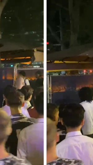 Prügelei Wiener City: Polizeieinsatz am Schwedenplatz nach Schlägerei unter Jugendlichen. Kurz zuvor Demo-Eskalation am Stephansplatz.
