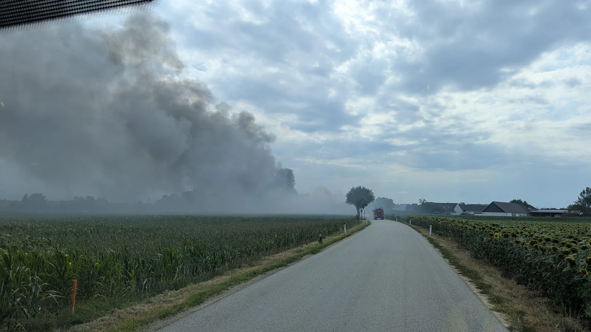 Heute.at - Mächtige Rauchsäule – Scheune und Autos in Vollbrand