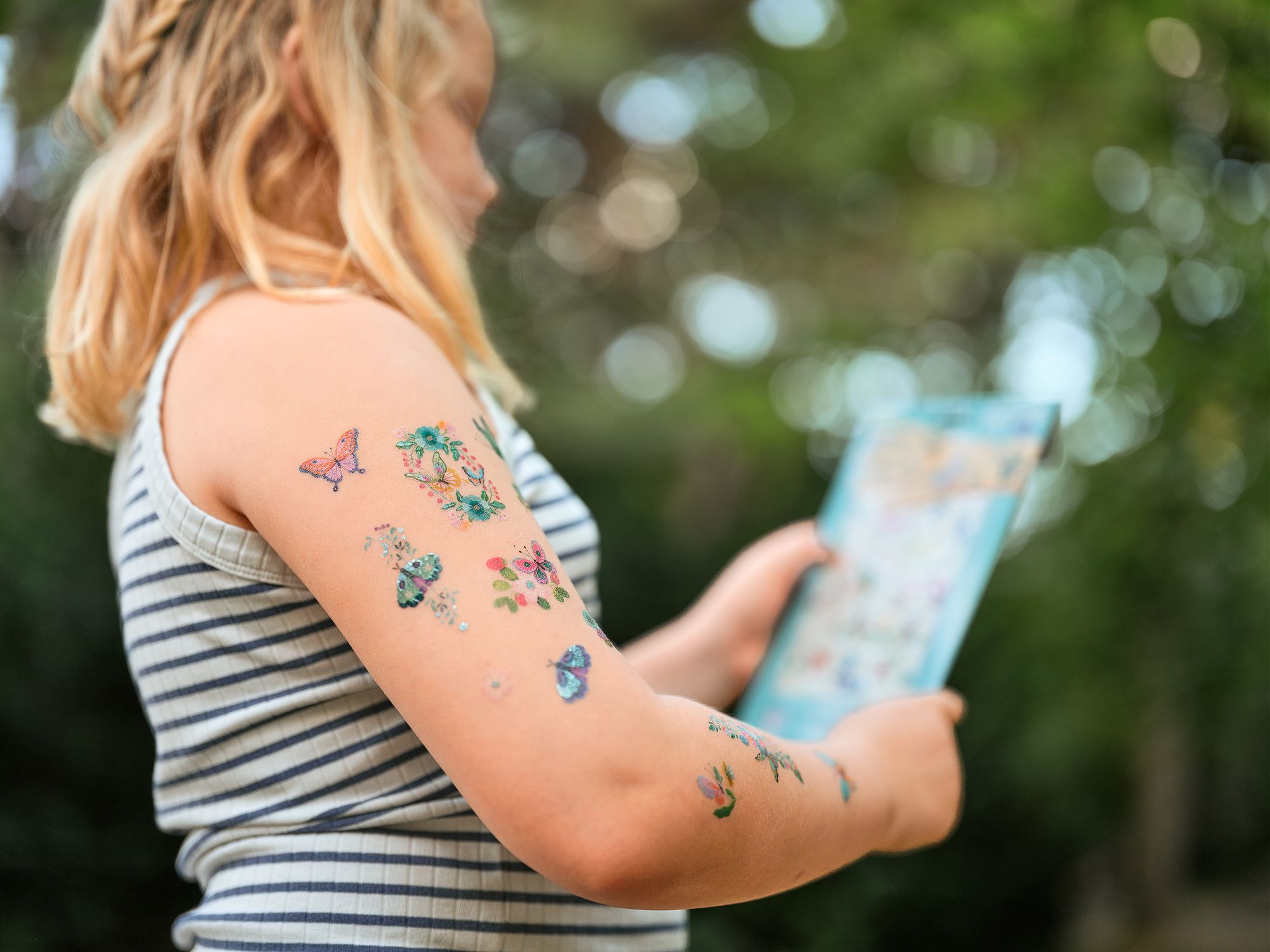 Viele Klebetattoos für Kinder enthalten häufig verbotene Chemikalien.