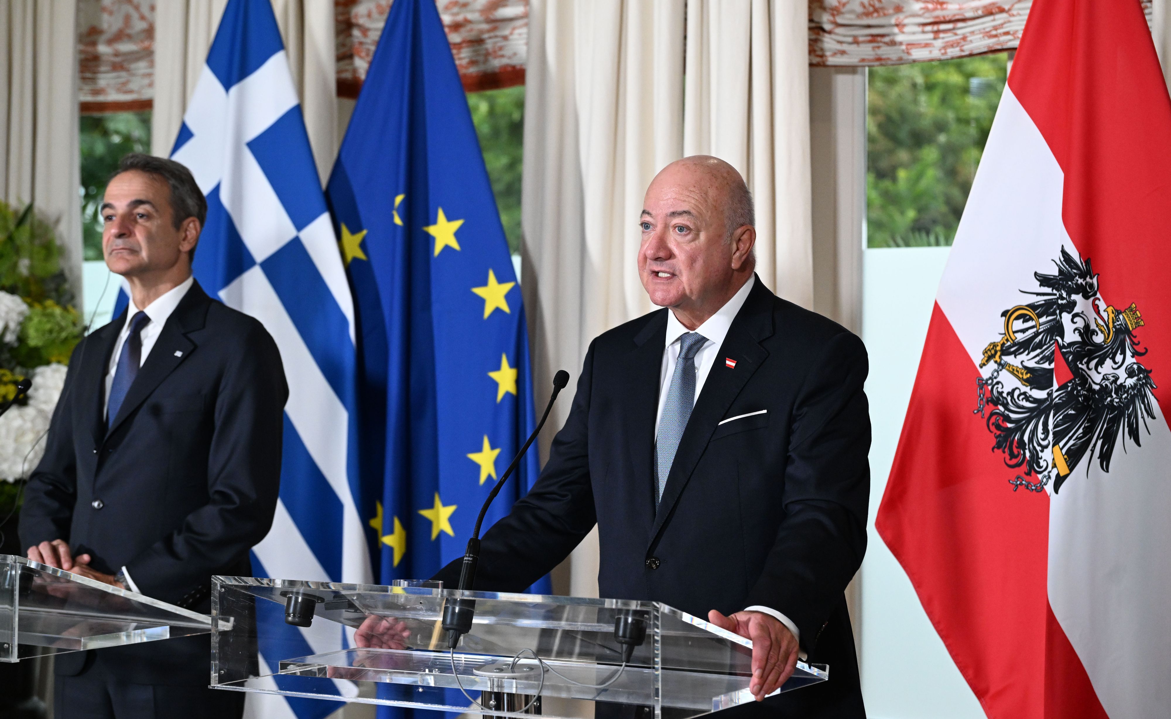 Bundeskanzler Christian Stocker (r.,ÖVP) und der griechische Ministerpräsident Kyriakos Mitsotakis bei der Pressekonferenz in Salzburg.