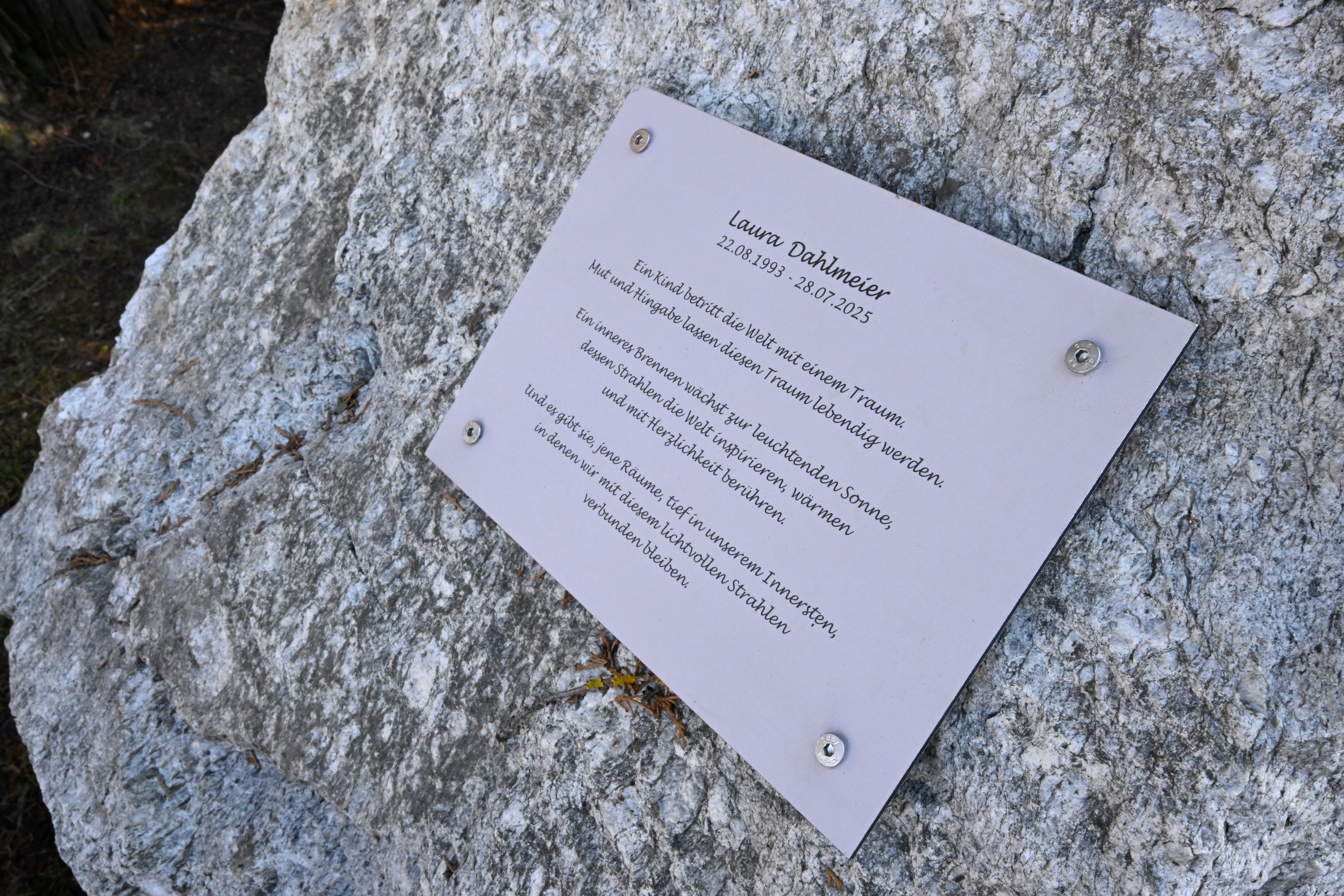 Angenehm unaufgeregt ist die Gedenktafel für die am 28. Juli 2025 tödlich verunglückte Sportlerin in ihrer Heimatgemeinde Garmisch-Partenkirchen