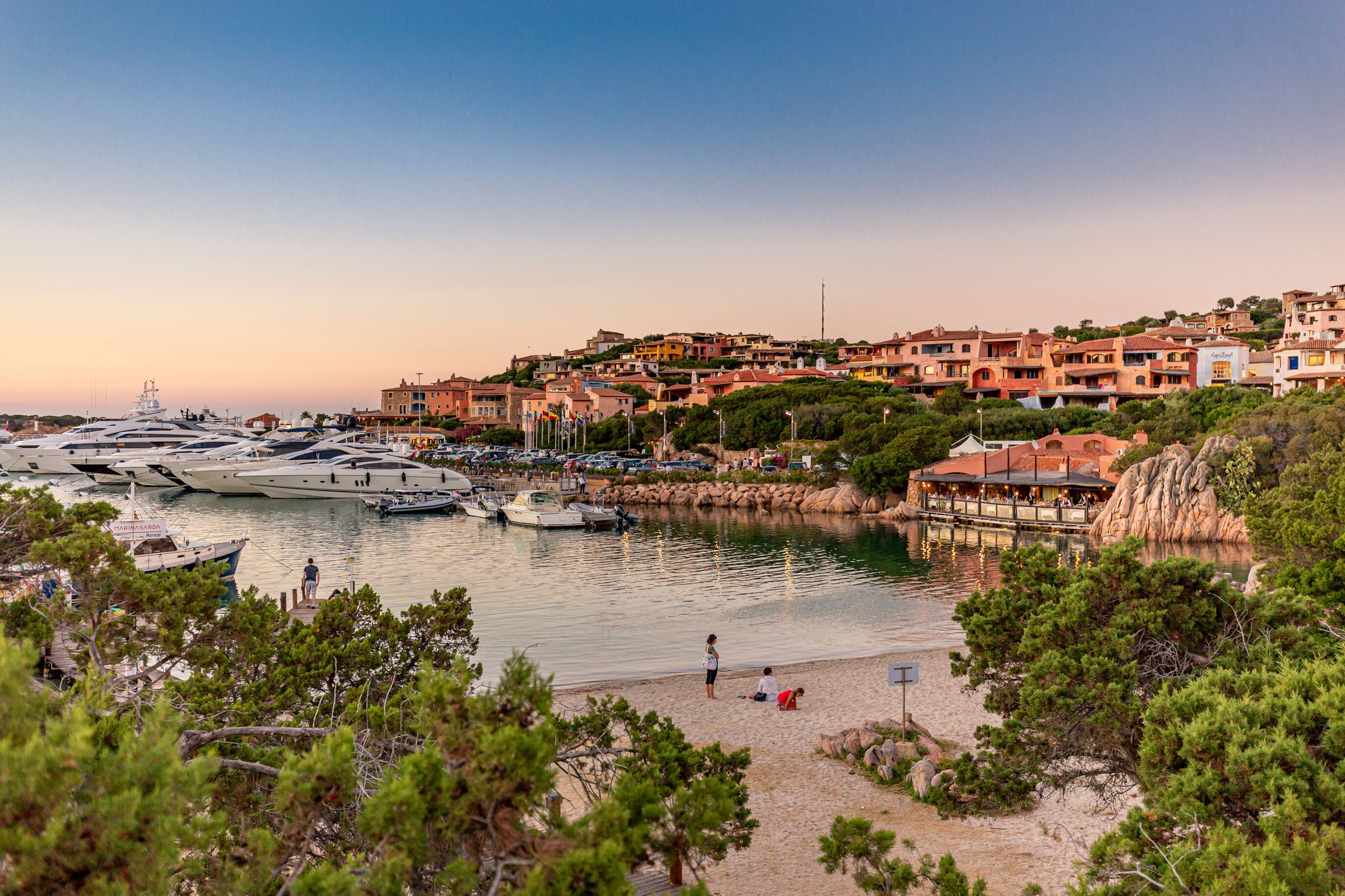 Wer in Porto Cervo auf Sardinien seinen Urlaub verbringt, sollte sich wohl nicht über die Preise wundern.