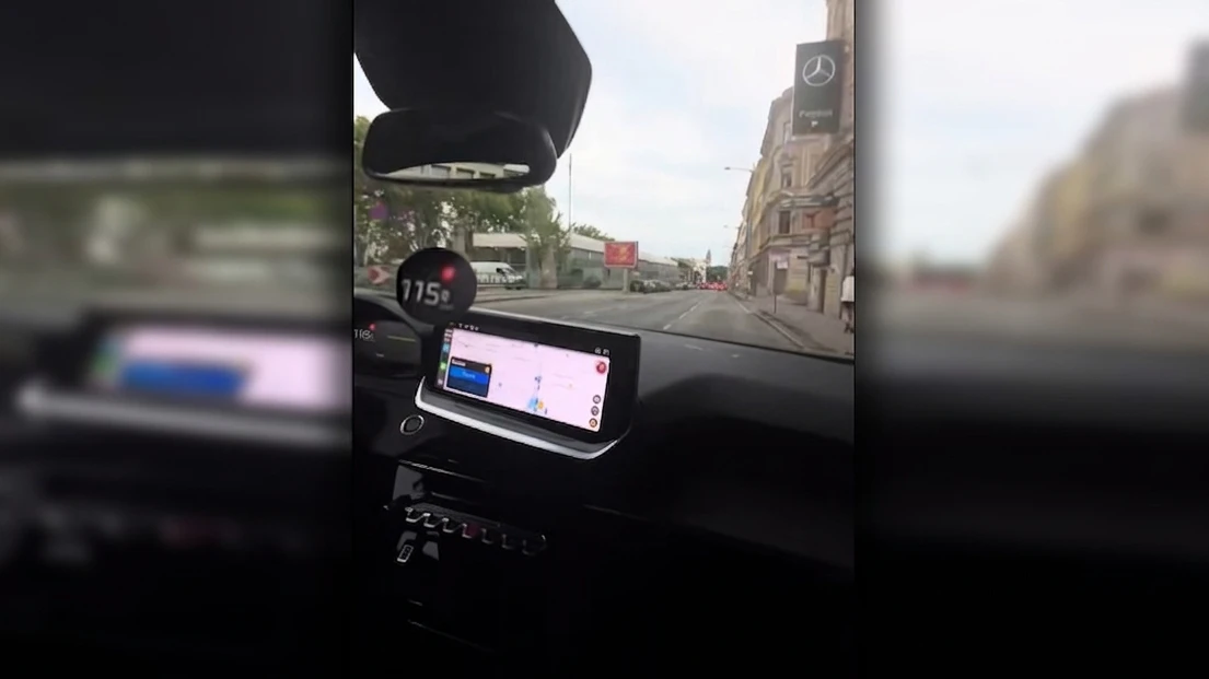 Der Raser nimmt keinerlei Rücksicht auf Verluste bei seinem Höllentempo am Wiener Gürtel. 