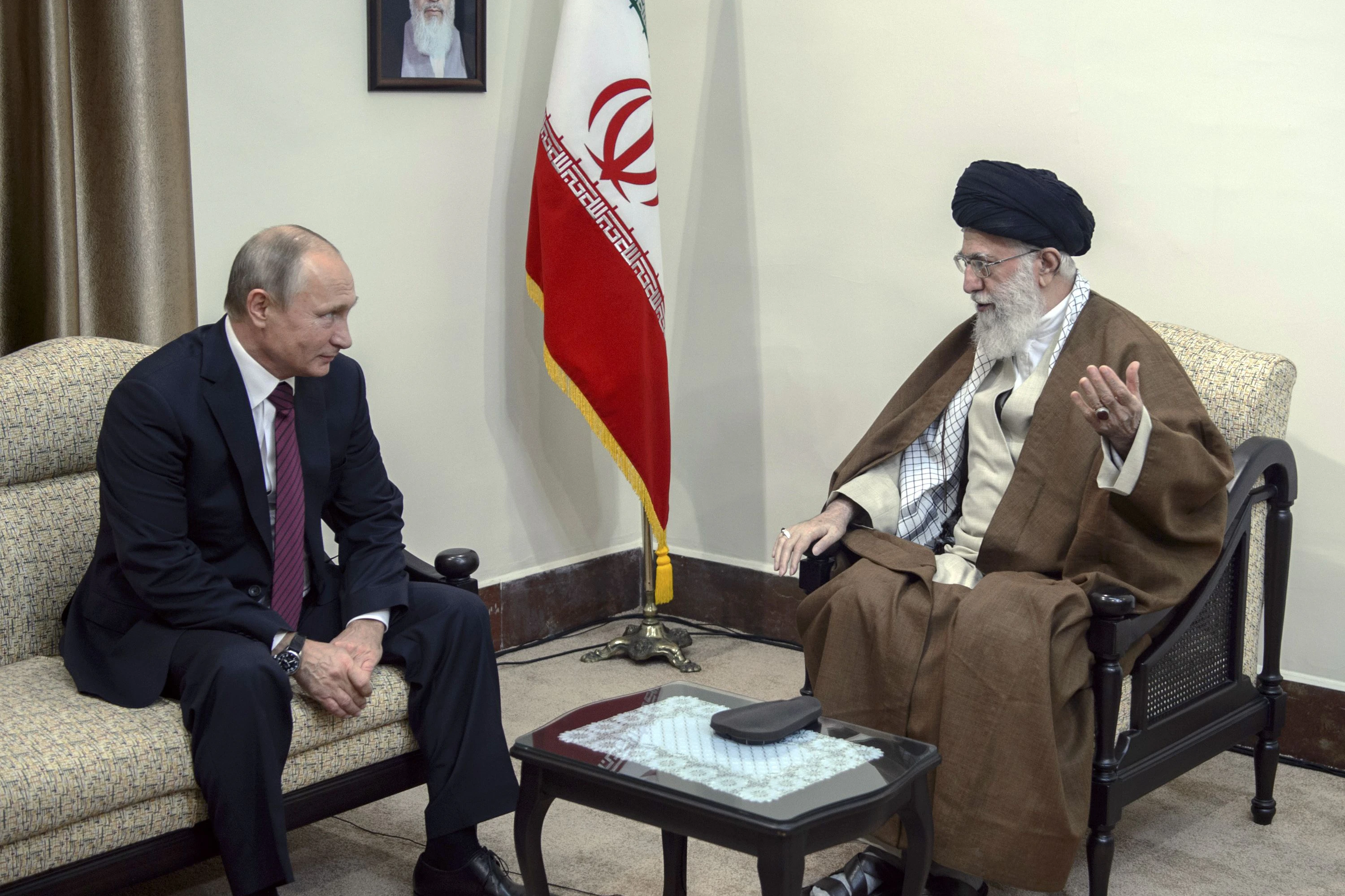 Wladimir Putin 2017 mit dem geistlichen Führer des Iran, Ayatollah Ali Khamenei in Teheran. Khamenei kam am Beginn des Iran-Krieges bei einem Angriff ums Leben