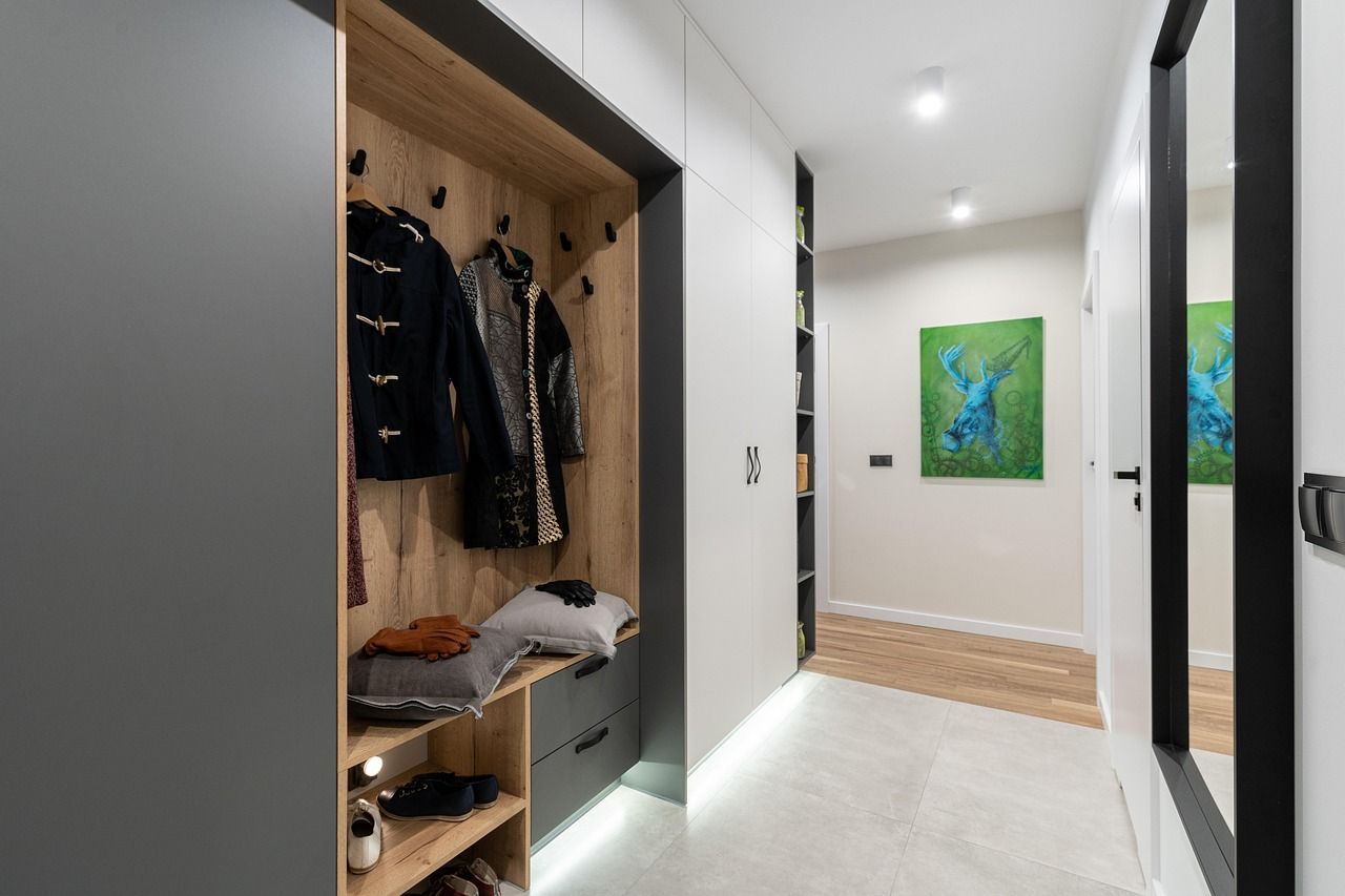 Aufgeräumter Kleiderschrank